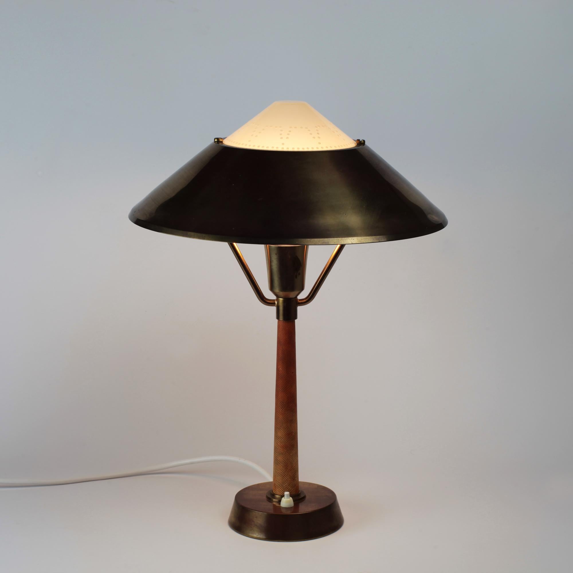 Table lamp with adjustable lamp shade by AB E. Hansson & CO., Sweden, 1960s.
Brass, plastic and imitation galuchat
Measures: Height 45 cm, diameter 35 cm.