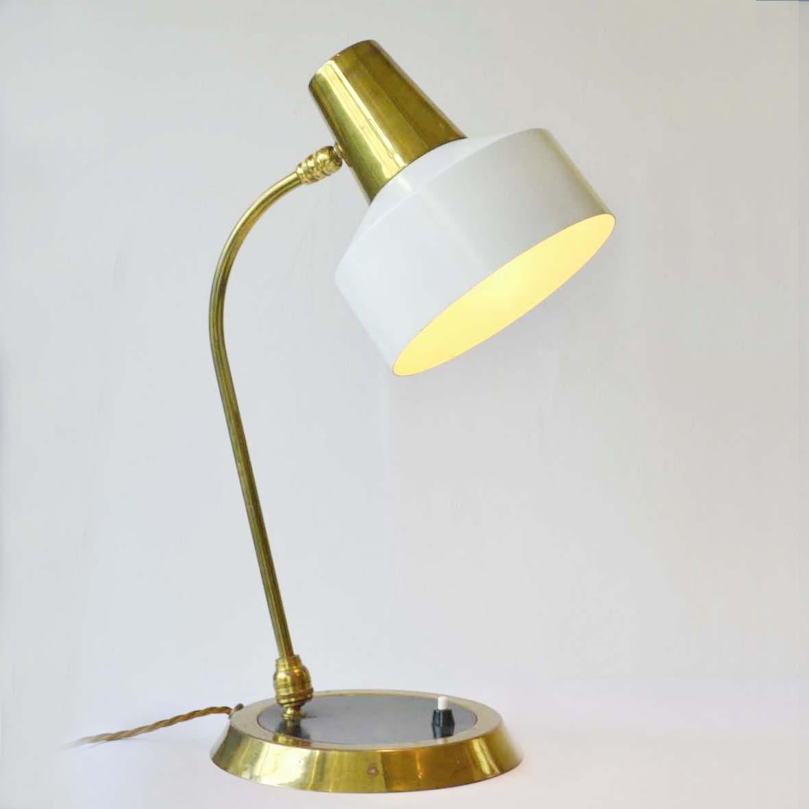 Mid-Century Modern Desk Lamp Cream and Brass In Good Condition For Sale In London, GB