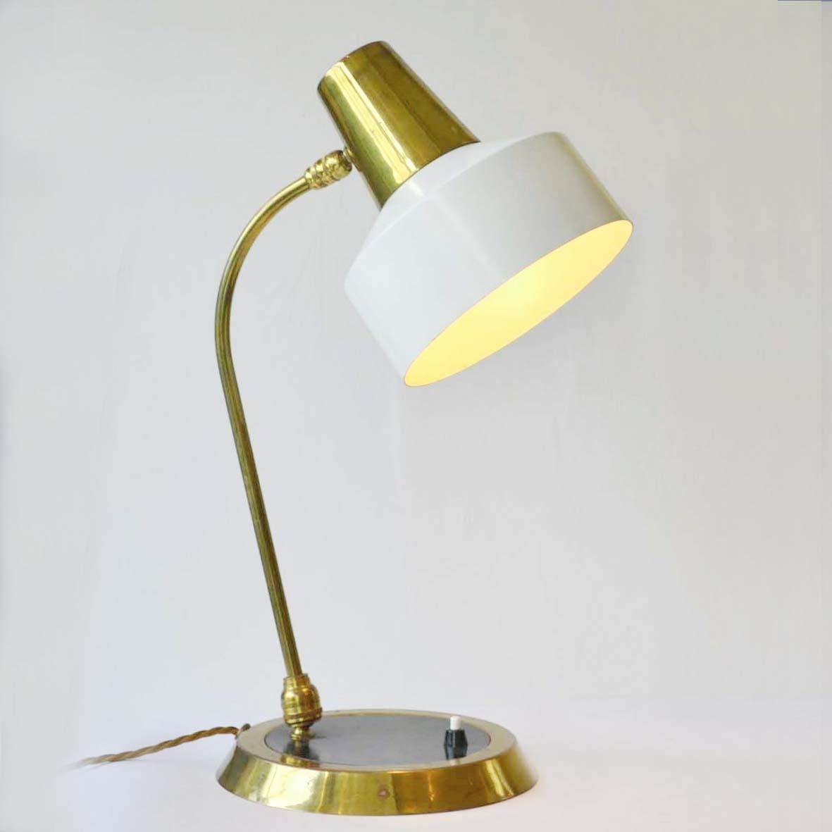 Modernist Modern Desk Lamp Messing und Creme Metall (Tschechisch) im Angebot