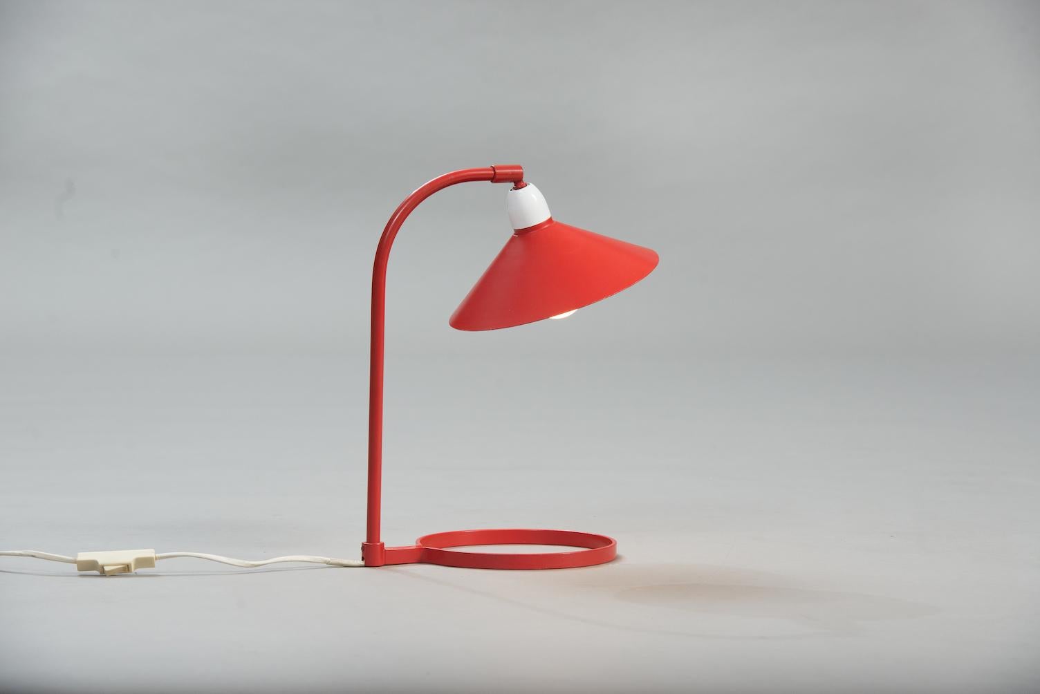 Mid-Century Modern desk lamp, red and white lacquered aluminium.
Measures: Diameter 20 cm. H. 35 cm, D. 24 cm.