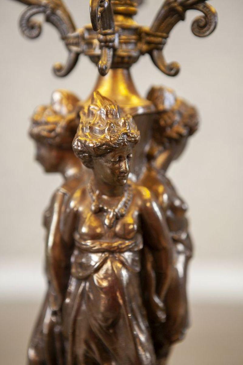 Lampada da scrivania moderna della metà del XX secolo in nero

Una lampada da tavolo elettrica con una pesante base a forma di statuetta di candeliere in metallo, raffigurante tre donne.
Il paralume presenta sottili pieghe visibili nelle foto.