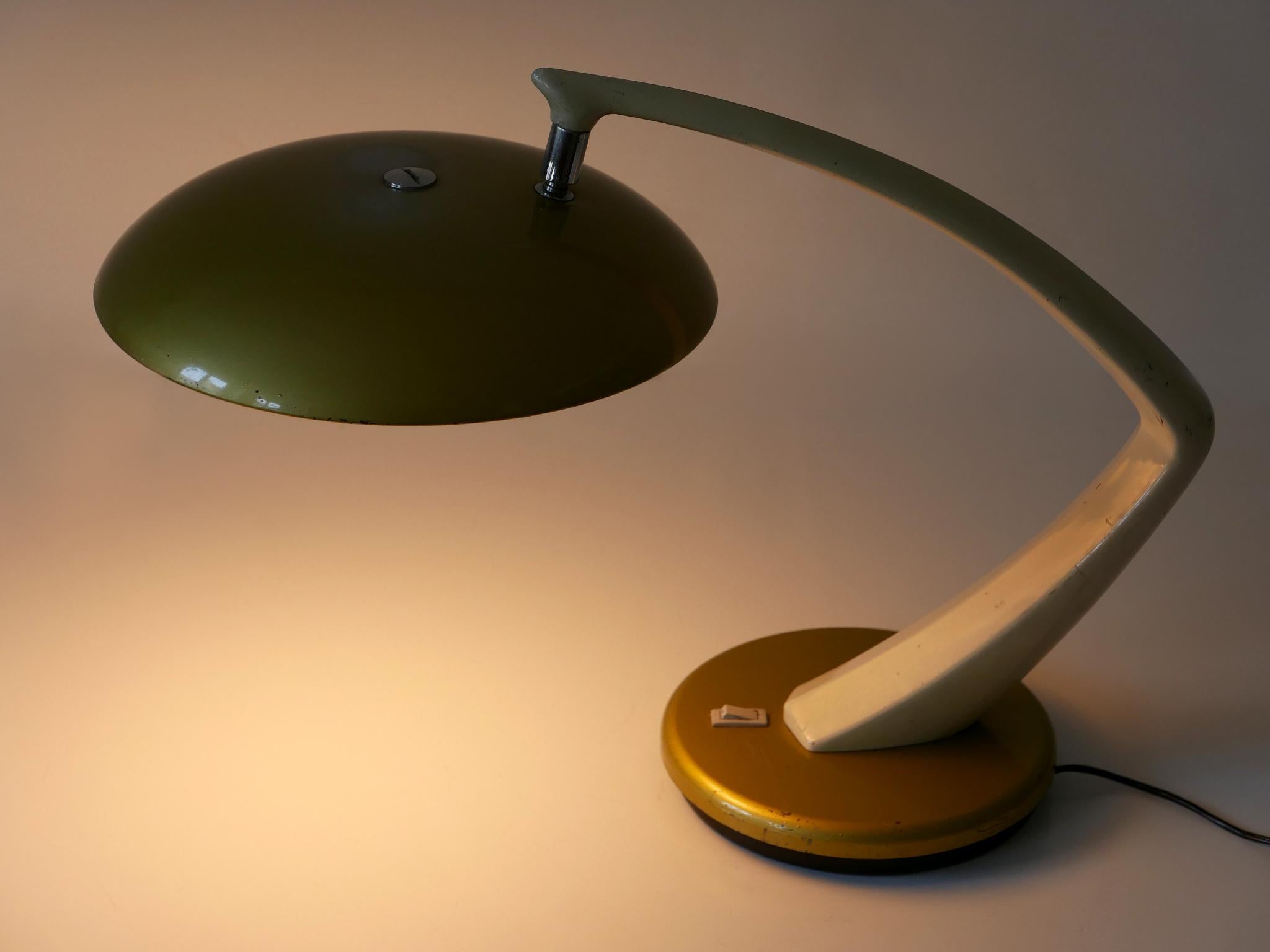 Elegante Mid Century Modern Tischlampe oder Schreibtischlampe 'Boomerang 64' in Gold und Creme Farbe. Lampenschirm drehbar. Entworfen und hergestellt von Fase, Spanien, 1960er Jahre.

Die Tischleuchte aus gold- und cremefarbenem Metall wird mit 2 x