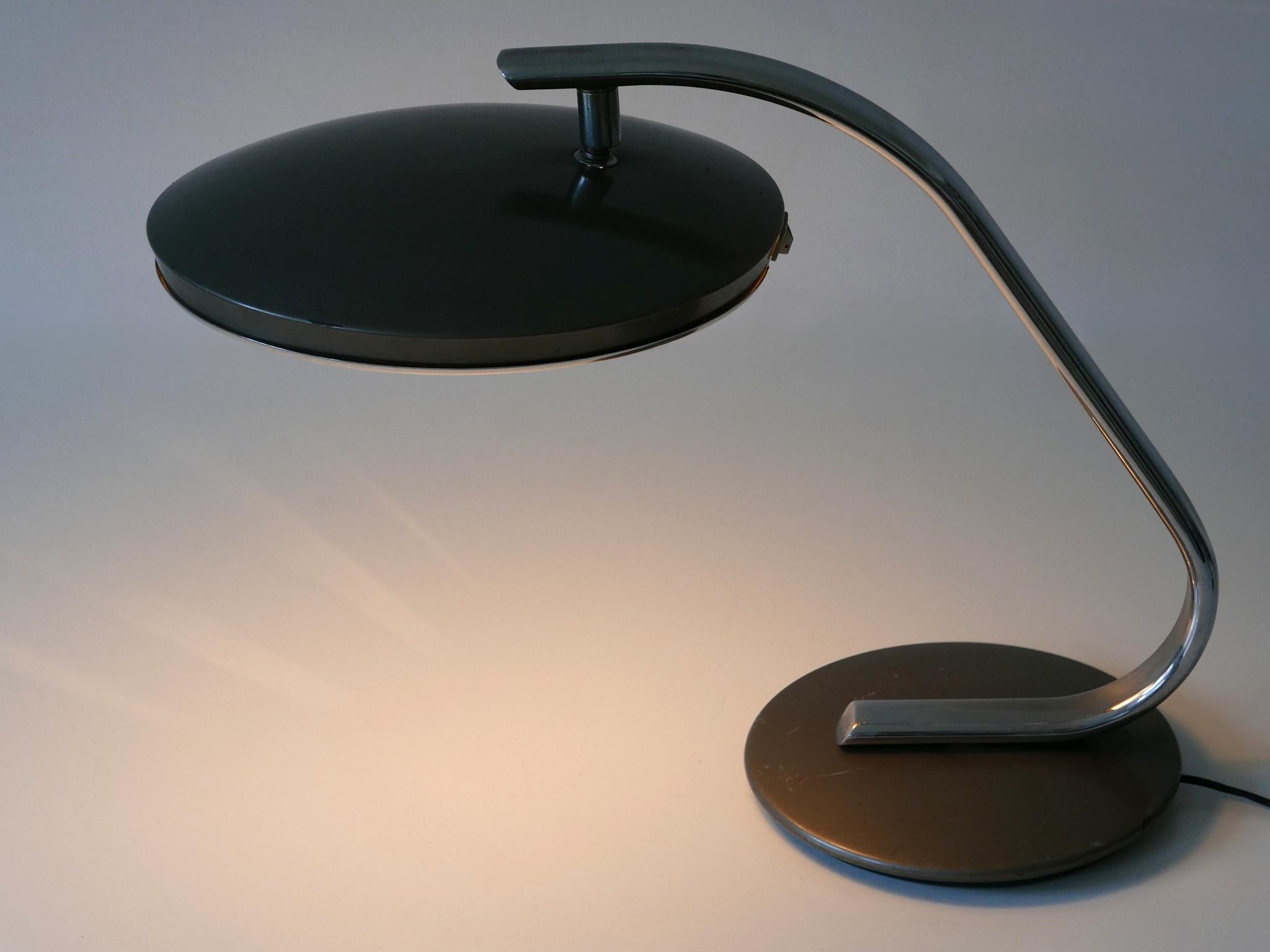 Elegante Mid Century Modern Tischlampe oder Schreibtischlampe 'Boomerang' in Grau und Silber. Lampenschirm drehbar. Entworfen und hergestellt von Fase, Spanien, 1960er Jahre.

Die Tischleuchte aus grauem und silberfarbenem Metall wird mit 2 x E27 /