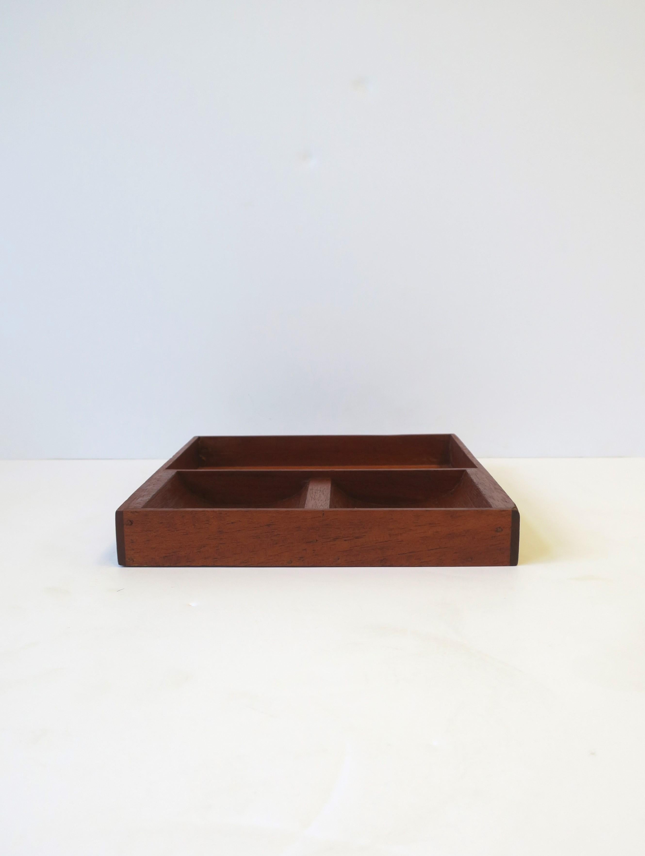 Midcentury Modern Minimalist Desk or Vanity Tray Organizer Vide-Poche For Sale 3