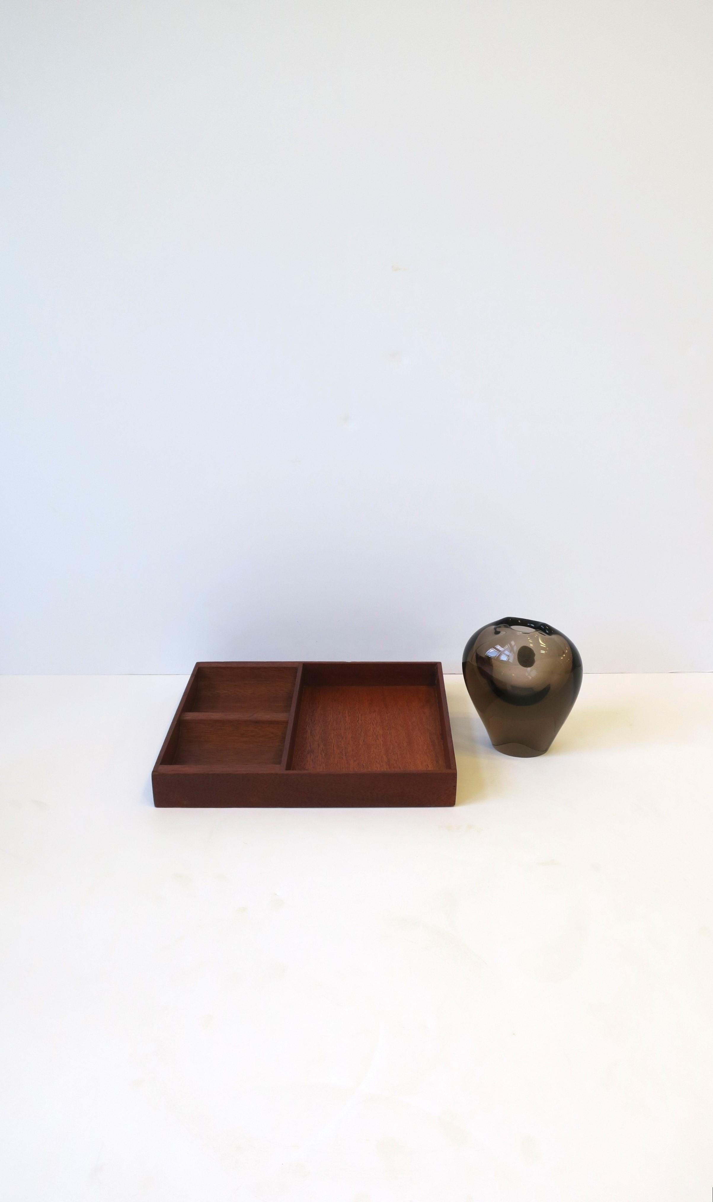 Midcentury Modern Minimalist Desk or Vanity Tray Organizer Vide-Poche In Good Condition For Sale In New York, NY