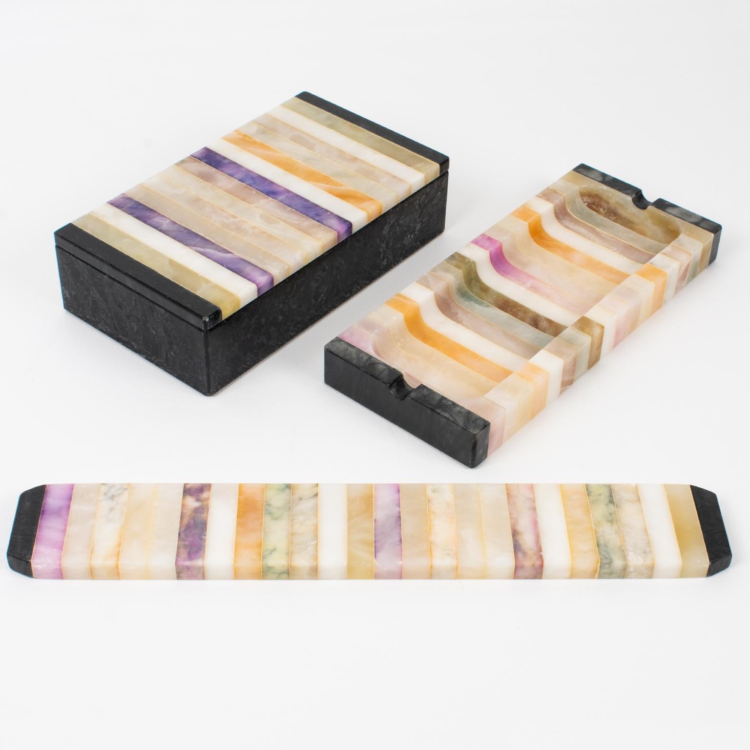 Un raro set di accessori da scrivania funzionali del Mid-Century modernista degli anni '60, realizzato in Italia negli anni '60. Il set comprende tre pezzi: un portapenne, una scatola e un righello. La forma raffinata vanta intarsi geometrici in
