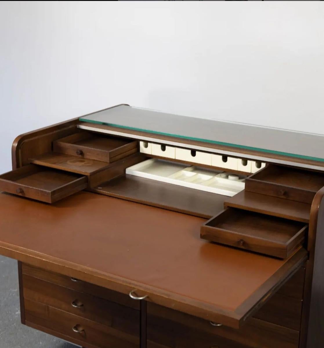 Moderner Schreibtisch aus der Mitte des Jahrhunderts von Gianfranco Frattini für Bernini, Italien, 1960er Jahre im Angebot 1