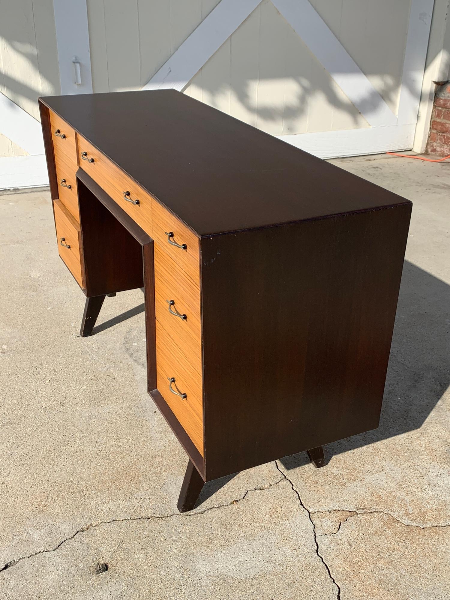 Mid-Century Modern Desk with 7 Drawers In Good Condition In Los Angeles, CA