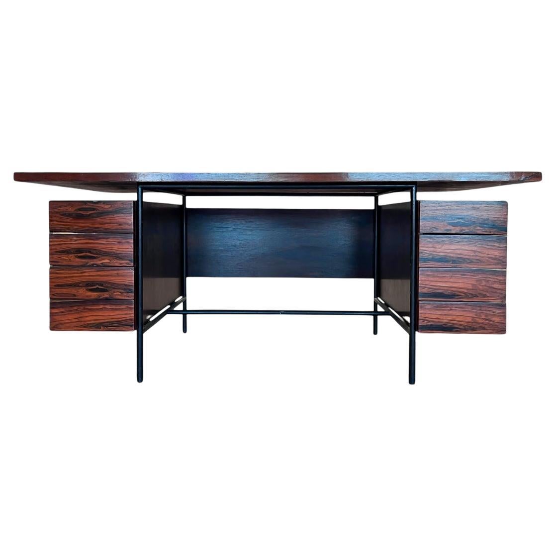 Disponibile oggi, questa scrivania brasiliana del Mid Century Modern con 6 cassetti in legno duro e ferro disegnata da Geraldo de Barros negli anni Cinquanta è a dir poco spettacolare!

La scrivania è realizzata in palissandro brasiliano,