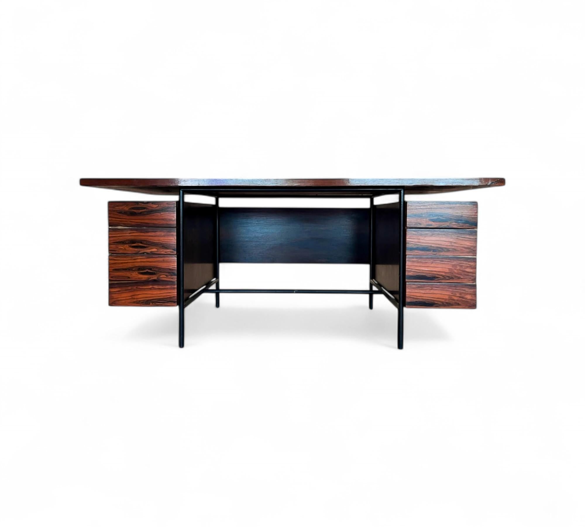 Disponible aujourd'hui, ce bureau moderne brésilien du milieu du siècle avec 6 tiroirs en bois dur et en fer conçu par Geraldo de Barros dans les années 50 n'est rien de moins que spectaculaire !

Le bureau est fabriqué en bois de rose brésilien, en