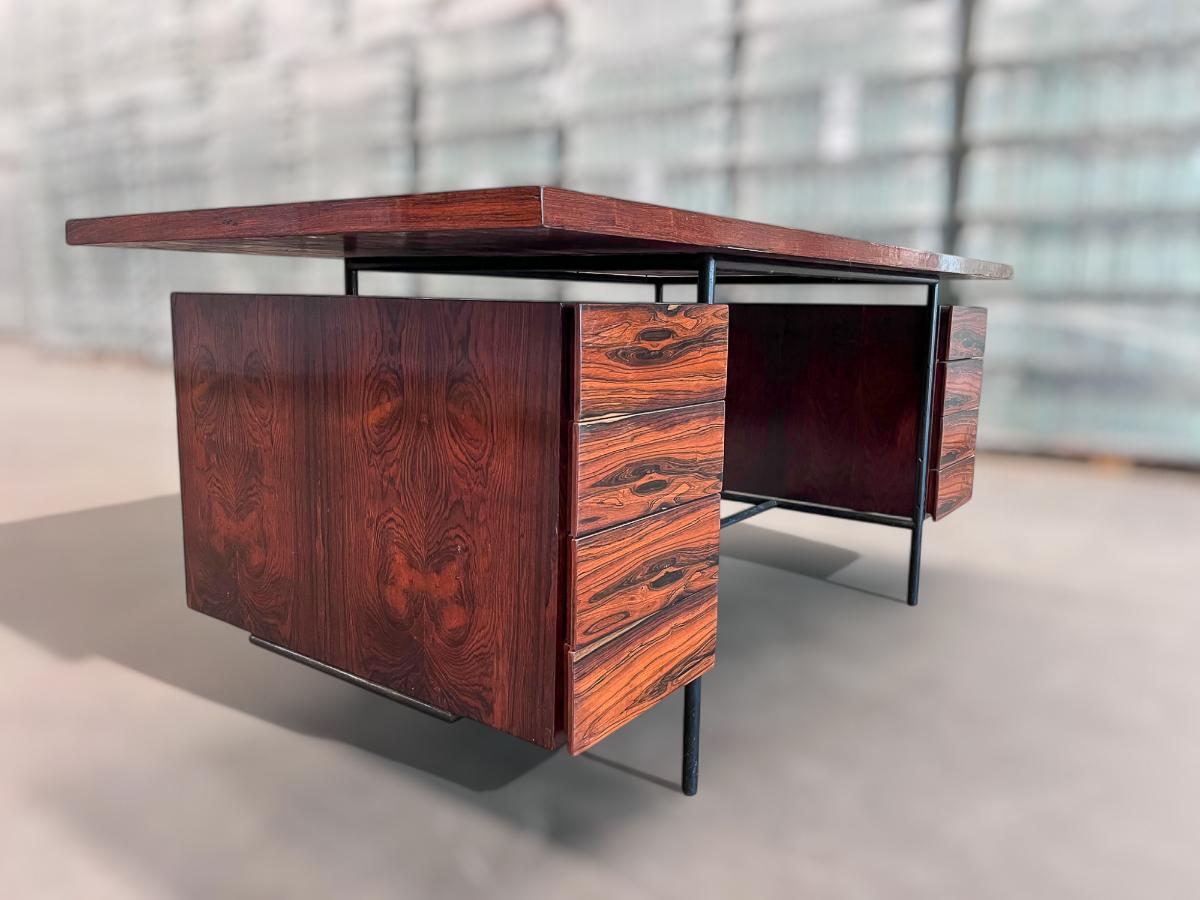 Mid-Century moderno Scrivania moderna di metà secolo con 6 cassetti in legno duro e ferro, Geraldo de Barros in vendita