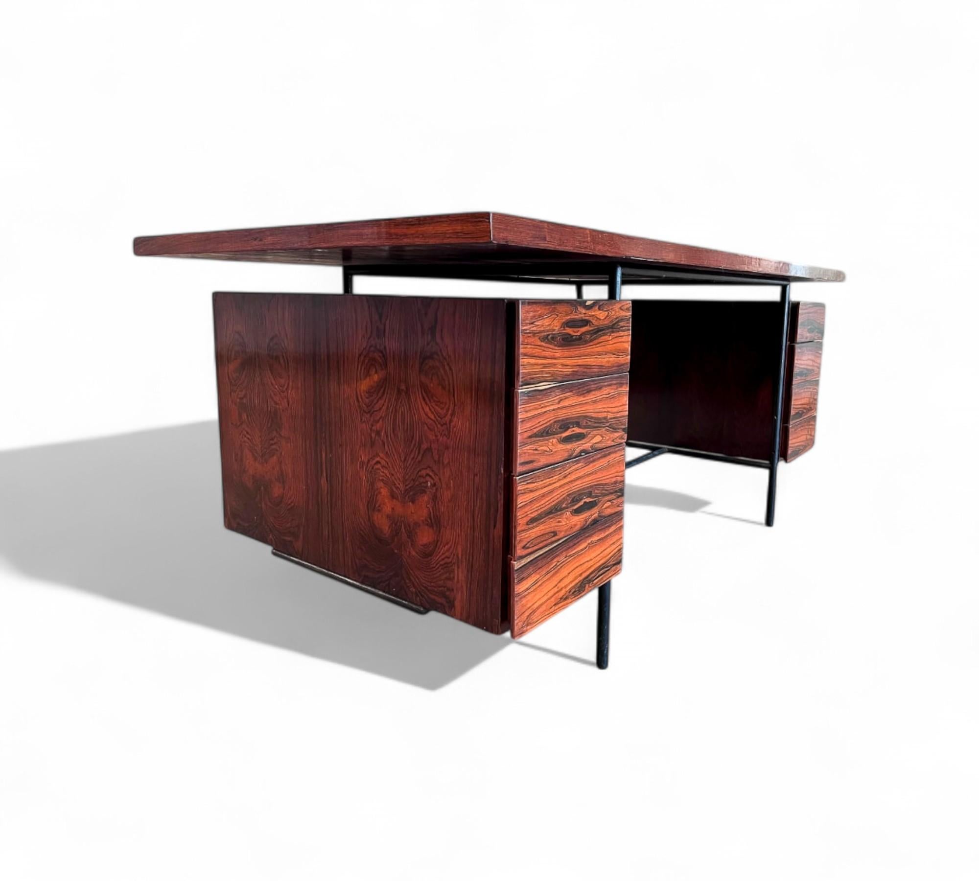 Mid-Century Modern Bureau moderne du milieu du siècle avec 6 tiroirs en bois de feuillus et fer, Geraldo de Barros en vente