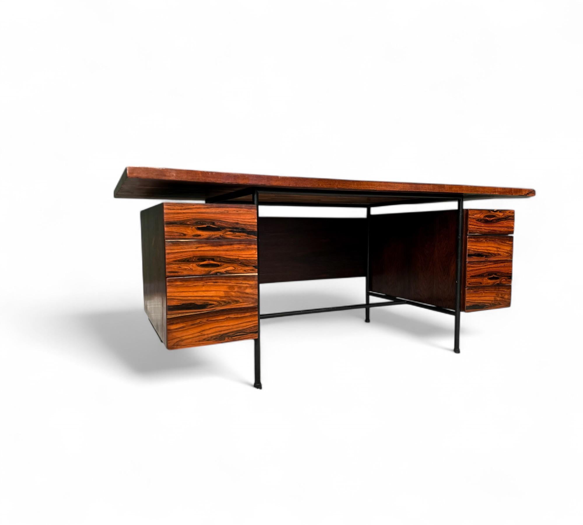 Mid-Century moderno Scrivania moderna di metà secolo con 6 cassetti in legno duro e ferro, Geraldo de Barros in vendita