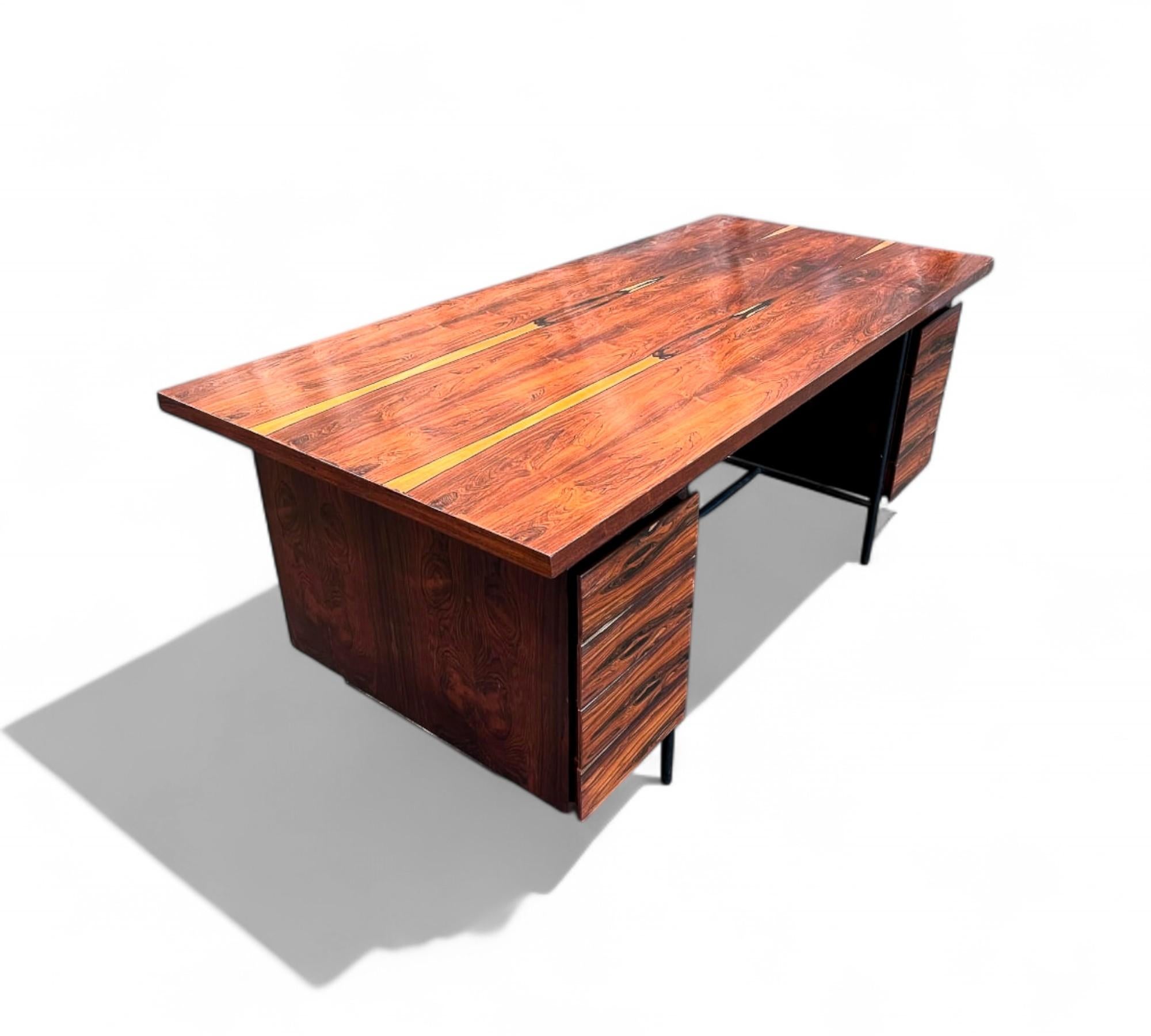 Sud-américain Bureau moderne du milieu du siècle avec 6 tiroirs en bois de feuillus et fer, Geraldo de Barros en vente