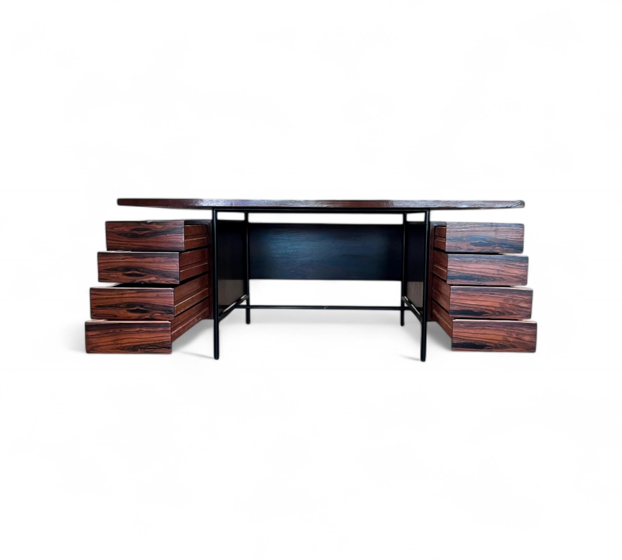 Bureau moderne du milieu du siècle avec 6 tiroirs en bois de feuillus et fer, Geraldo de Barros Bon état - En vente à New York, NY