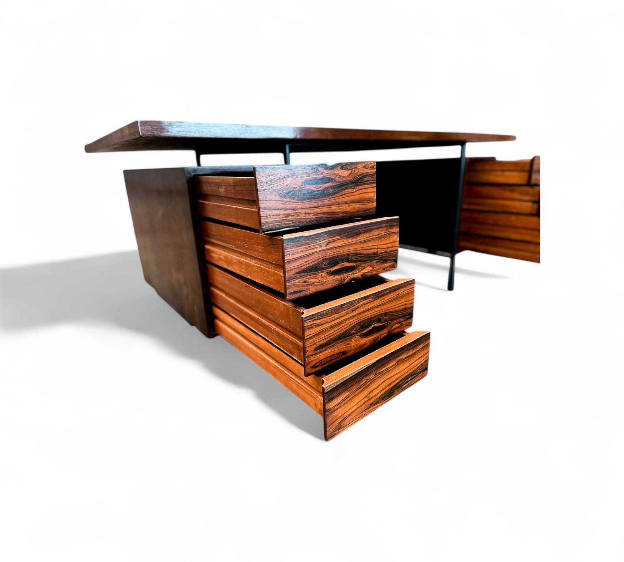 20ième siècle Bureau moderne du milieu du siècle avec 6 tiroirs en bois de feuillus et fer, Geraldo de Barros en vente