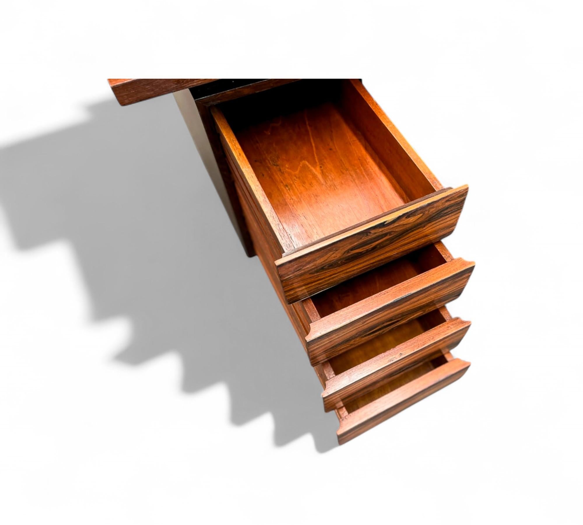 Bois de feuillus Bureau moderne du milieu du siècle avec 6 tiroirs en bois de feuillus et fer, Geraldo de Barros en vente