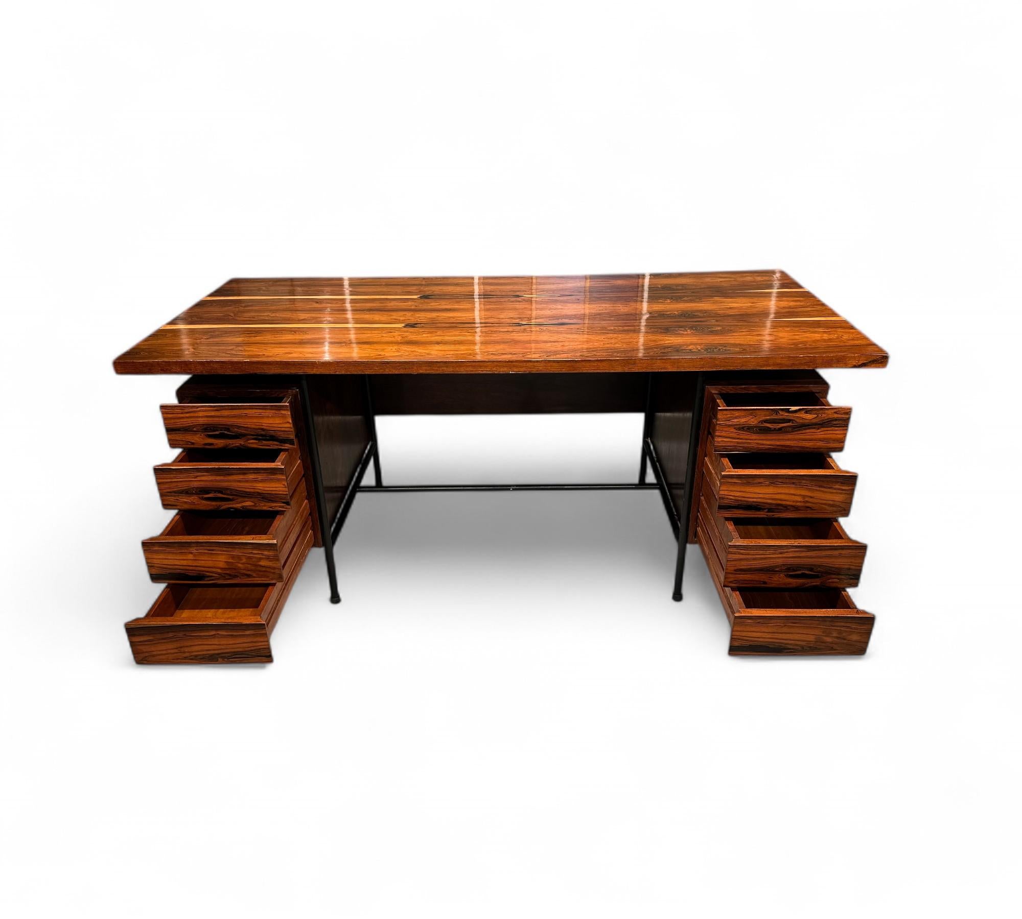 Legno massiccio Scrivania moderna di metà secolo con 6 cassetti in legno duro e ferro, Geraldo de Barros in vendita