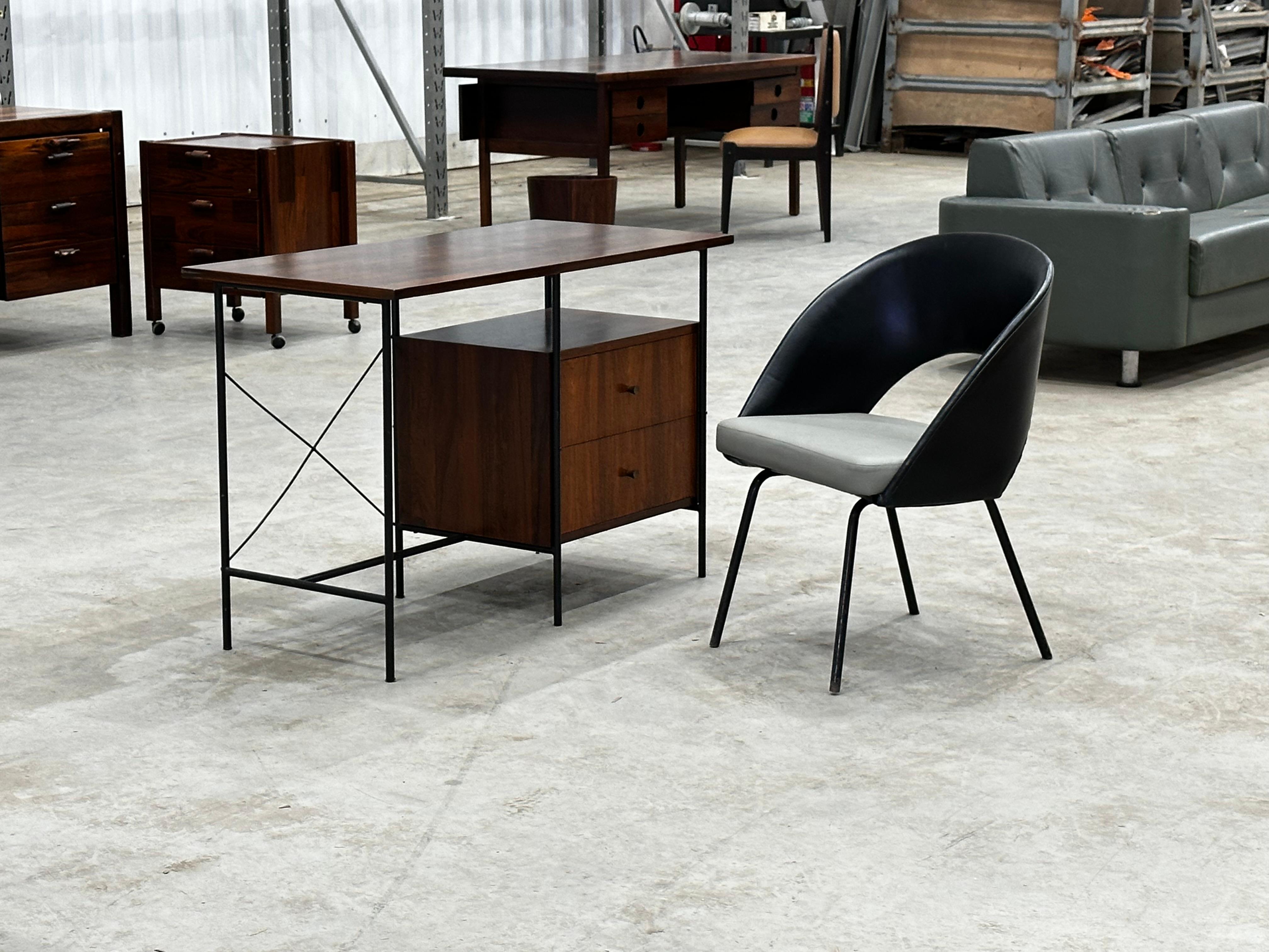Disponible aujourd'hui, ce bureau moderne brésilien avec chaise conçu par Geraldo de Barros pour Unilabor dans les années 50 n'est rien de moins que spectaculaire !

Le bureau est fabriqué en bois de rose brésilien (également connu sous le nom de