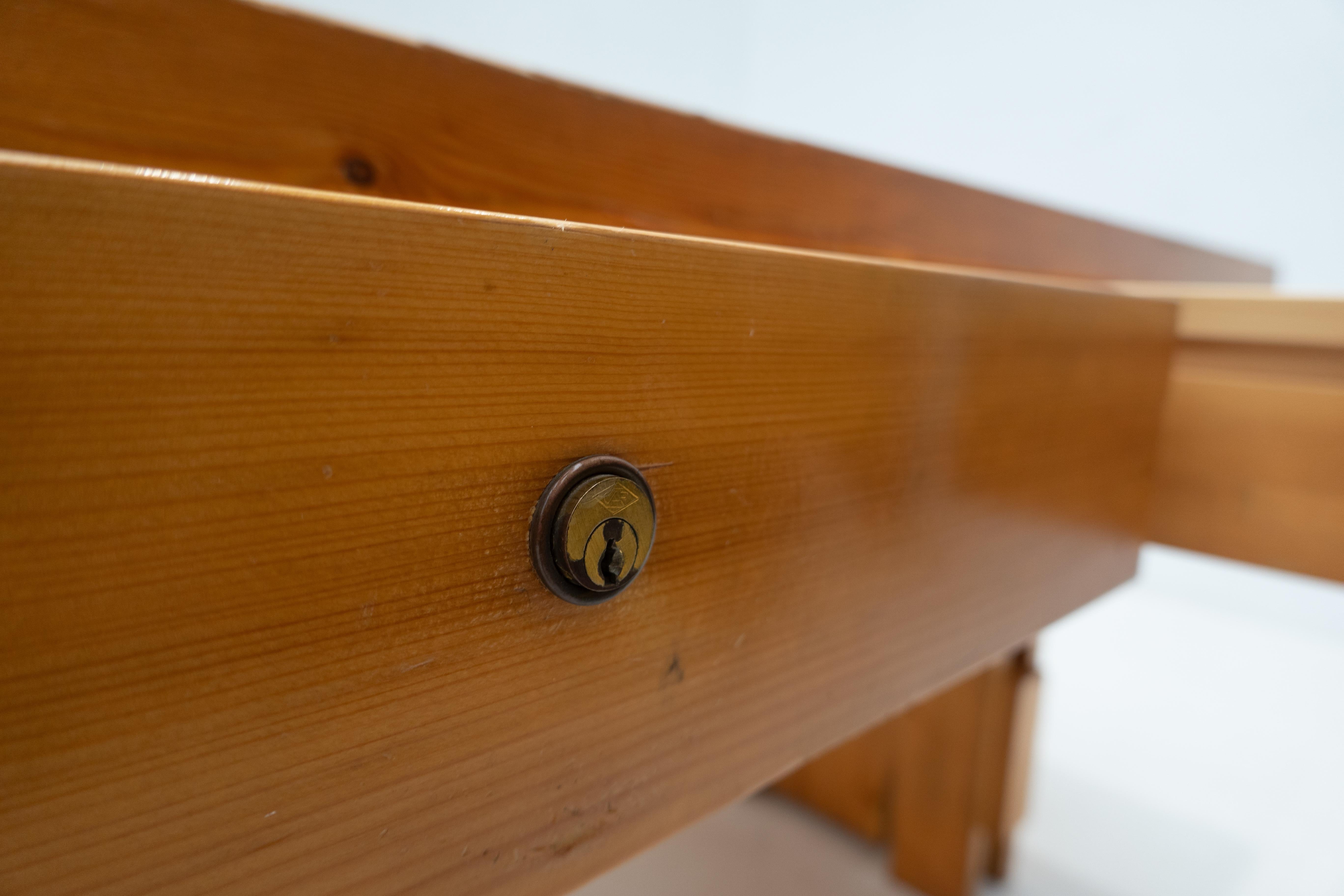 Mid-Century Modern Desk with Drawers, Pine Wood, Italy, 1960s For Sale 1