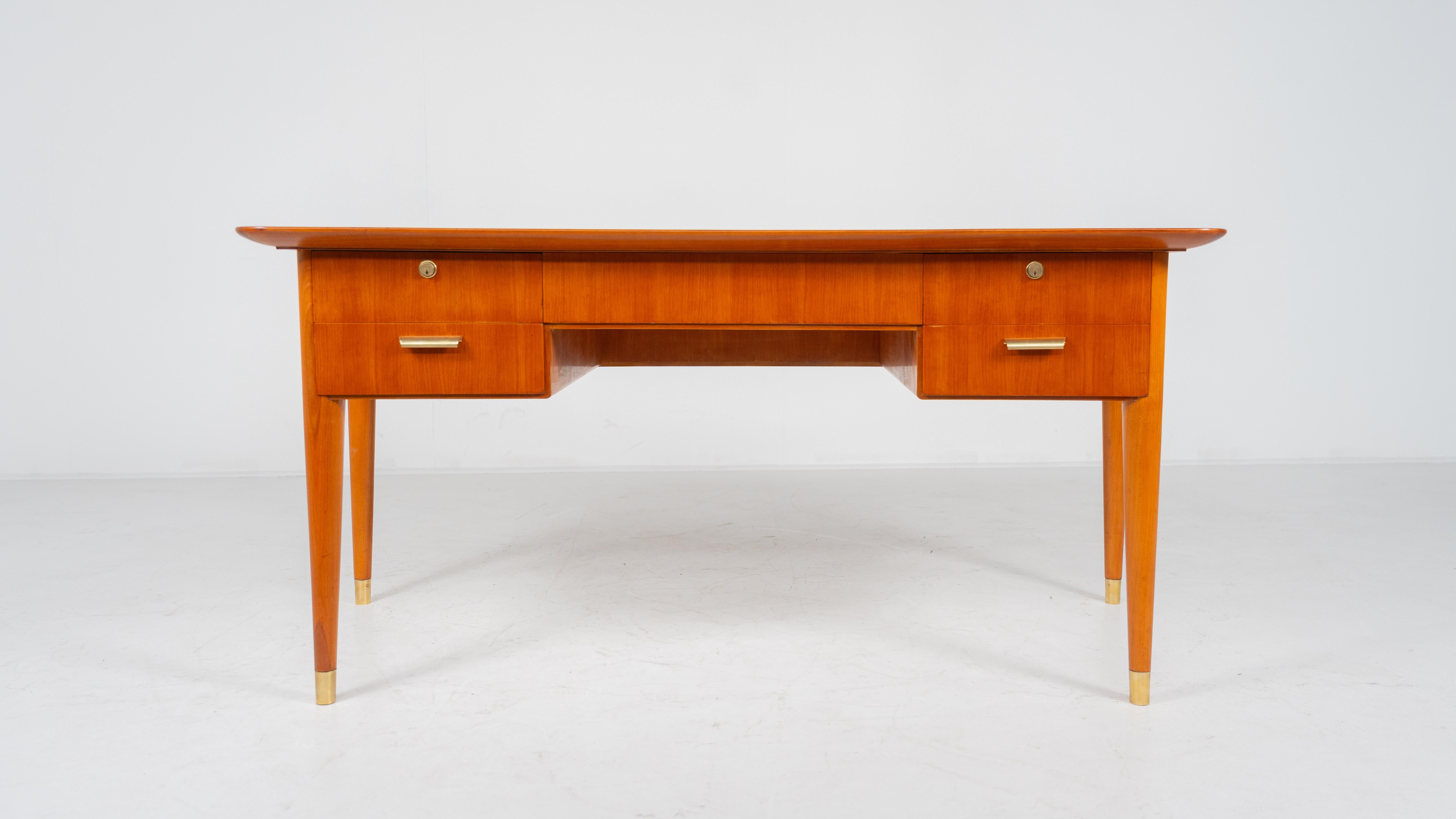 Mid-Century moderno Scrivania di metà secolo con piano in pelle, Italia, anni '40 in vendita