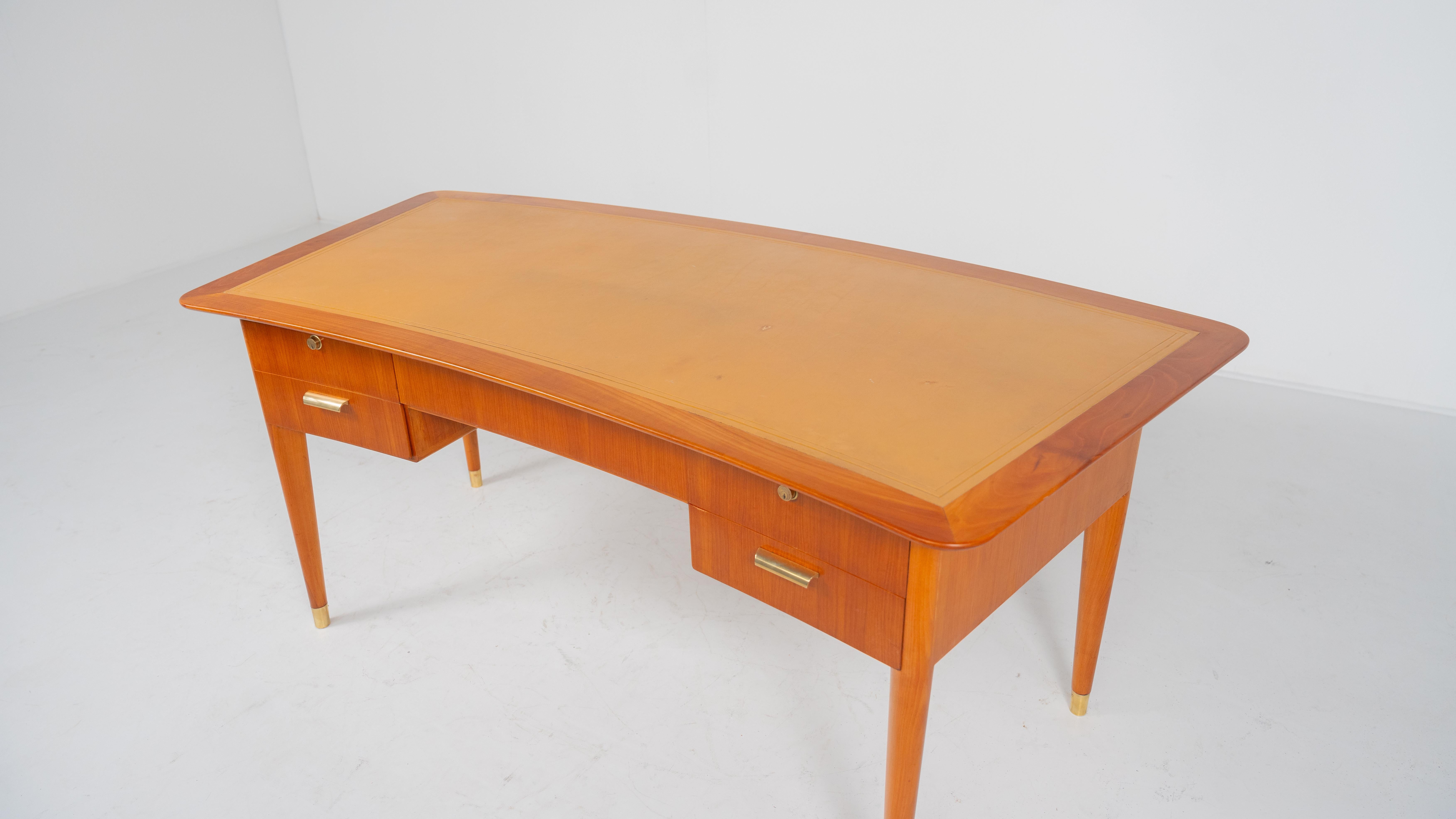 Metà XX secolo Scrivania di metà secolo con piano in pelle, Italia, anni '40 in vendita