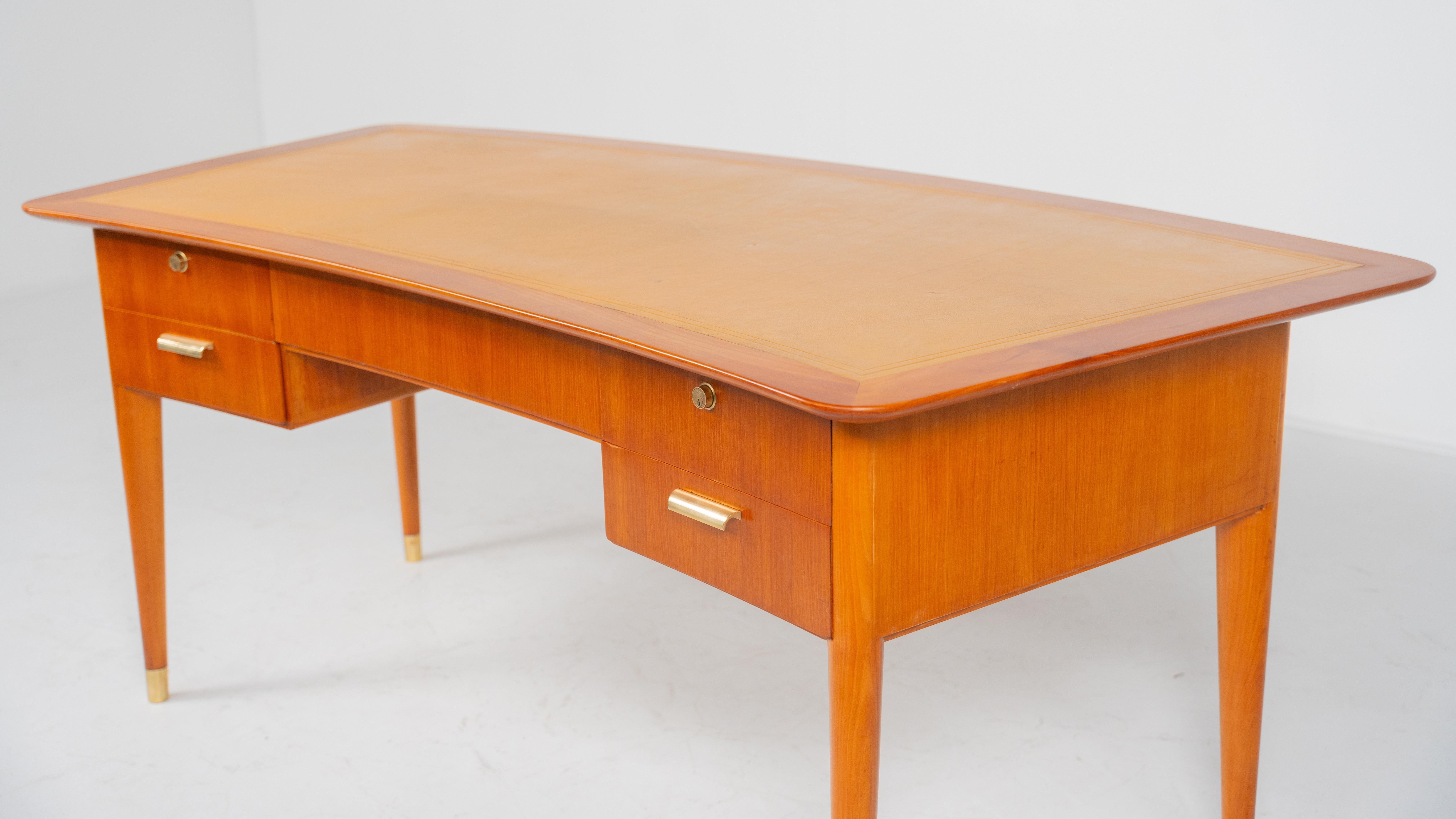 Pelle Scrivania di metà secolo con piano in pelle, Italia, anni '40 in vendita