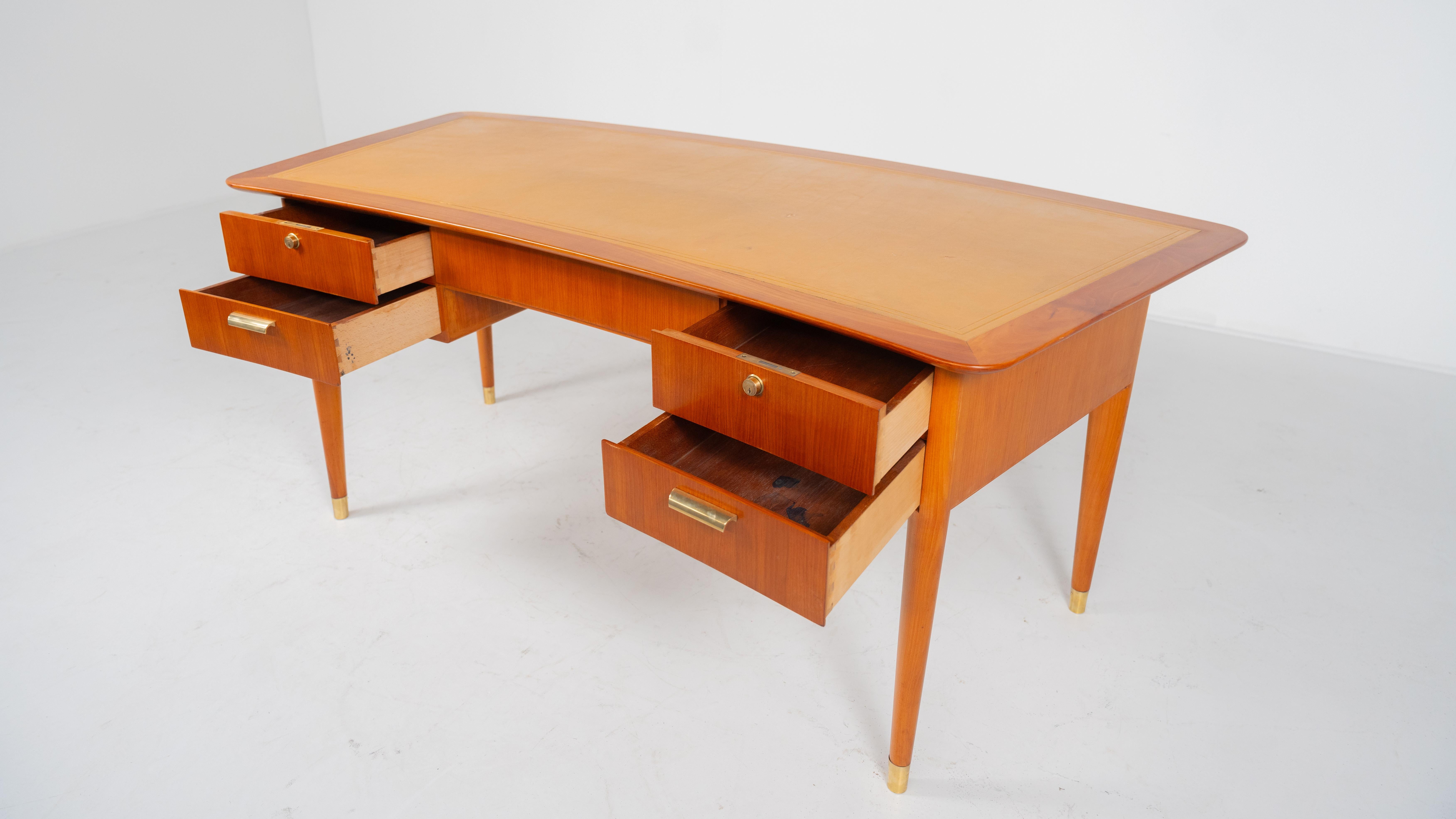 Scrivania di metà secolo con piano in pelle, Italia, anni '40 in vendita 3