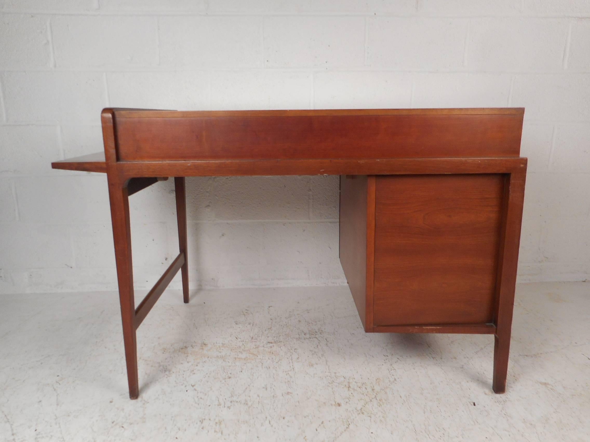 Mid-Century Desk with Side Extension by John Van Koert for Drexel In Good Condition In Brooklyn, NY