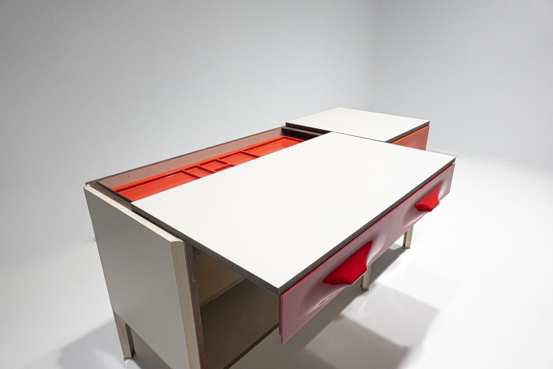 Mid-Century Modern-Schreibtisch mit Schiebeplatte von Raymond Loewy, 1960er Jahre (Kunststoff) im Angebot