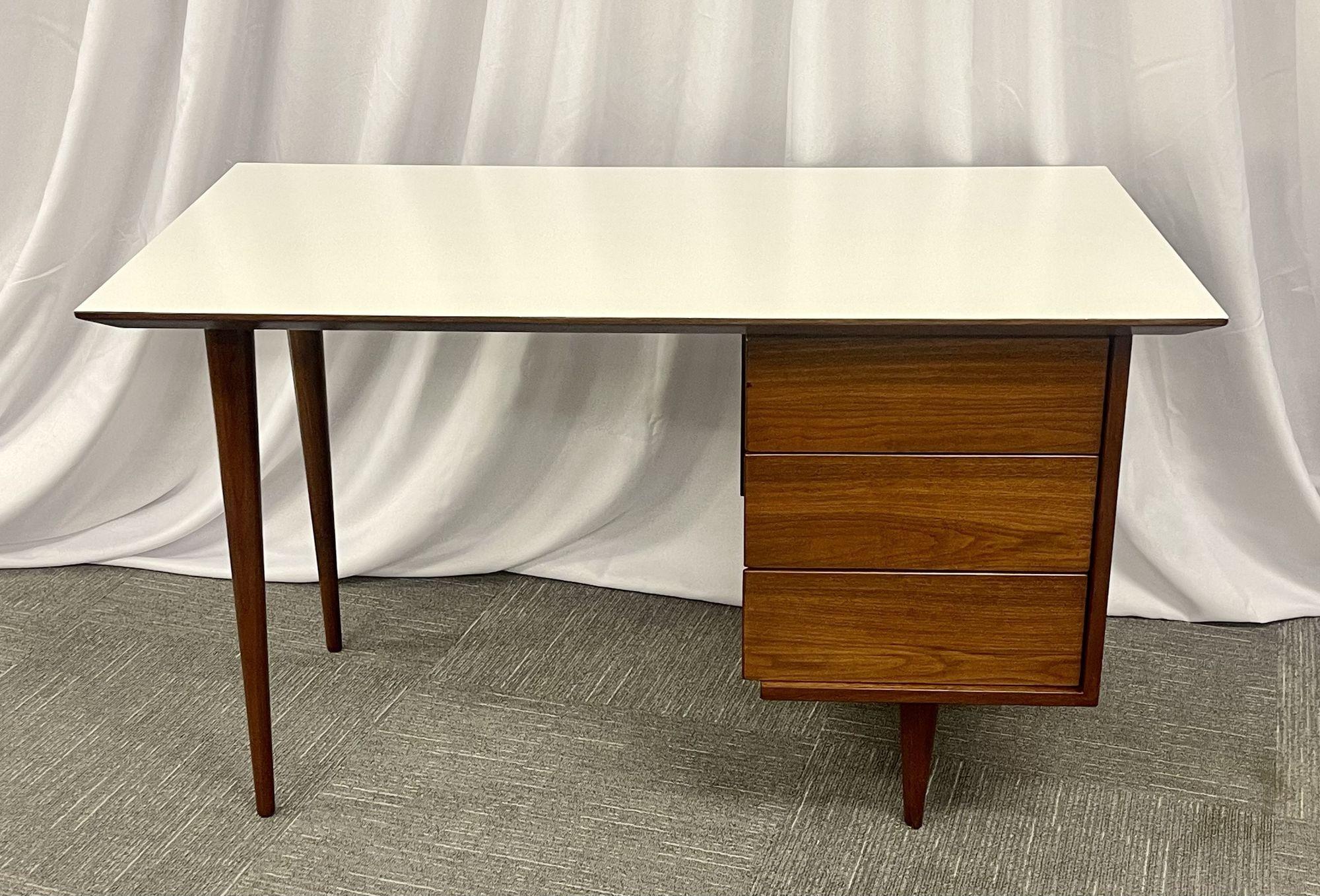 Mid-Century Modern Bureau/table à écrire moderne du milieu du siècle dernier, Paul McCobb, noyer, américain, années 1950 en vente