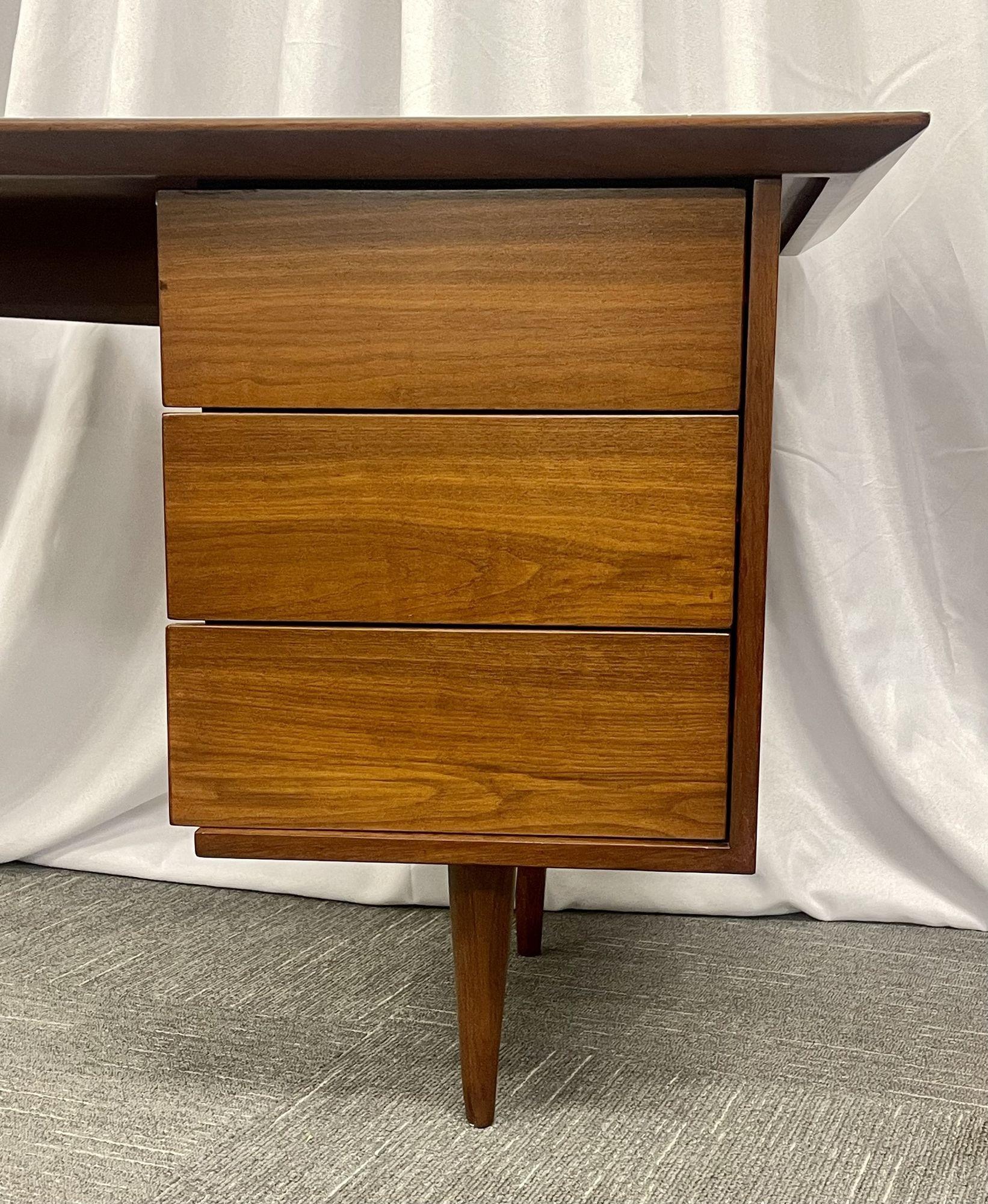 Milieu du XXe siècle Bureau/table à écrire moderne du milieu du siècle dernier, Paul McCobb, noyer, américain, années 1950 en vente