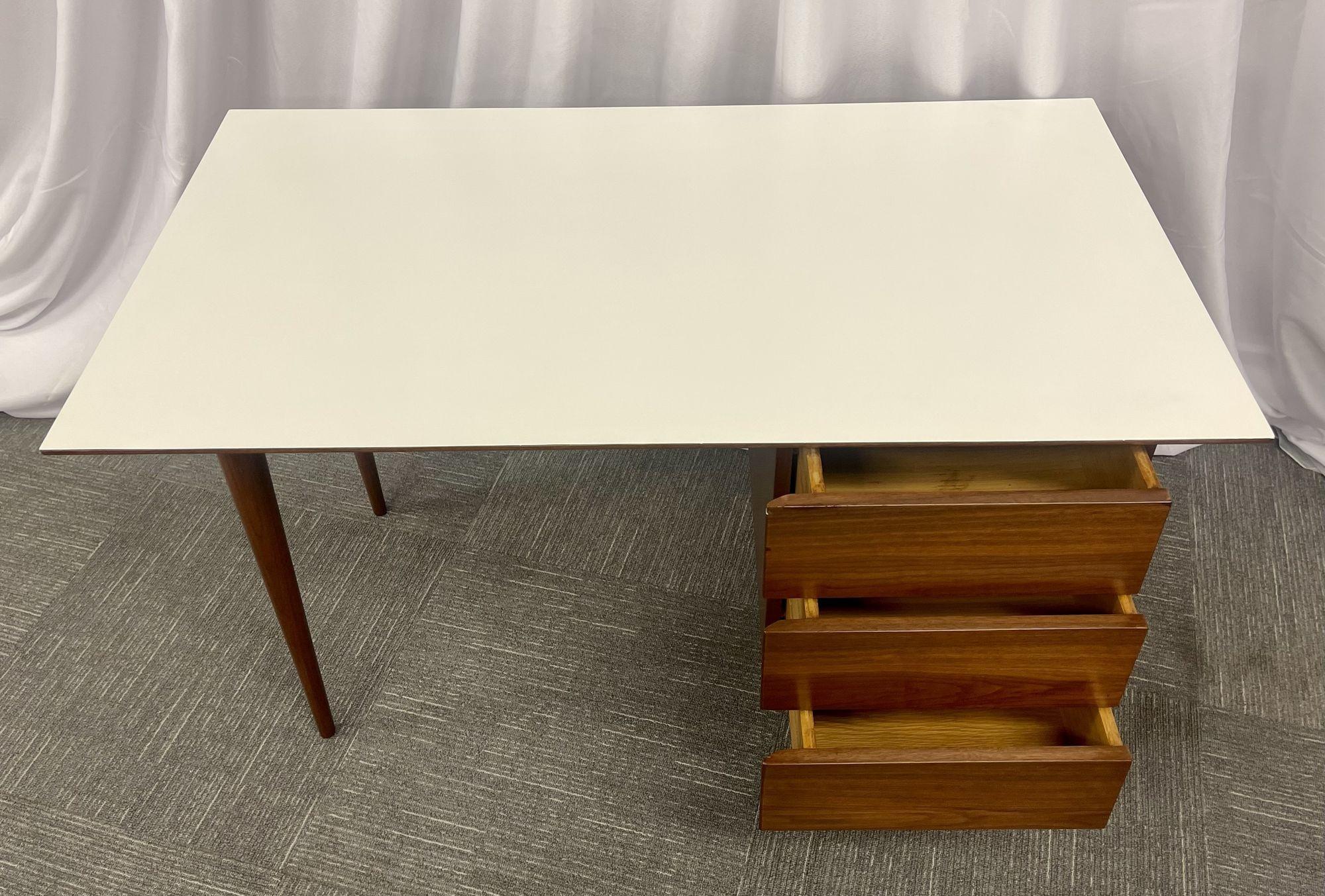 Stratifié Bureau/table à écrire moderne du milieu du siècle dernier, Paul McCobb, noyer, américain, années 1950 en vente