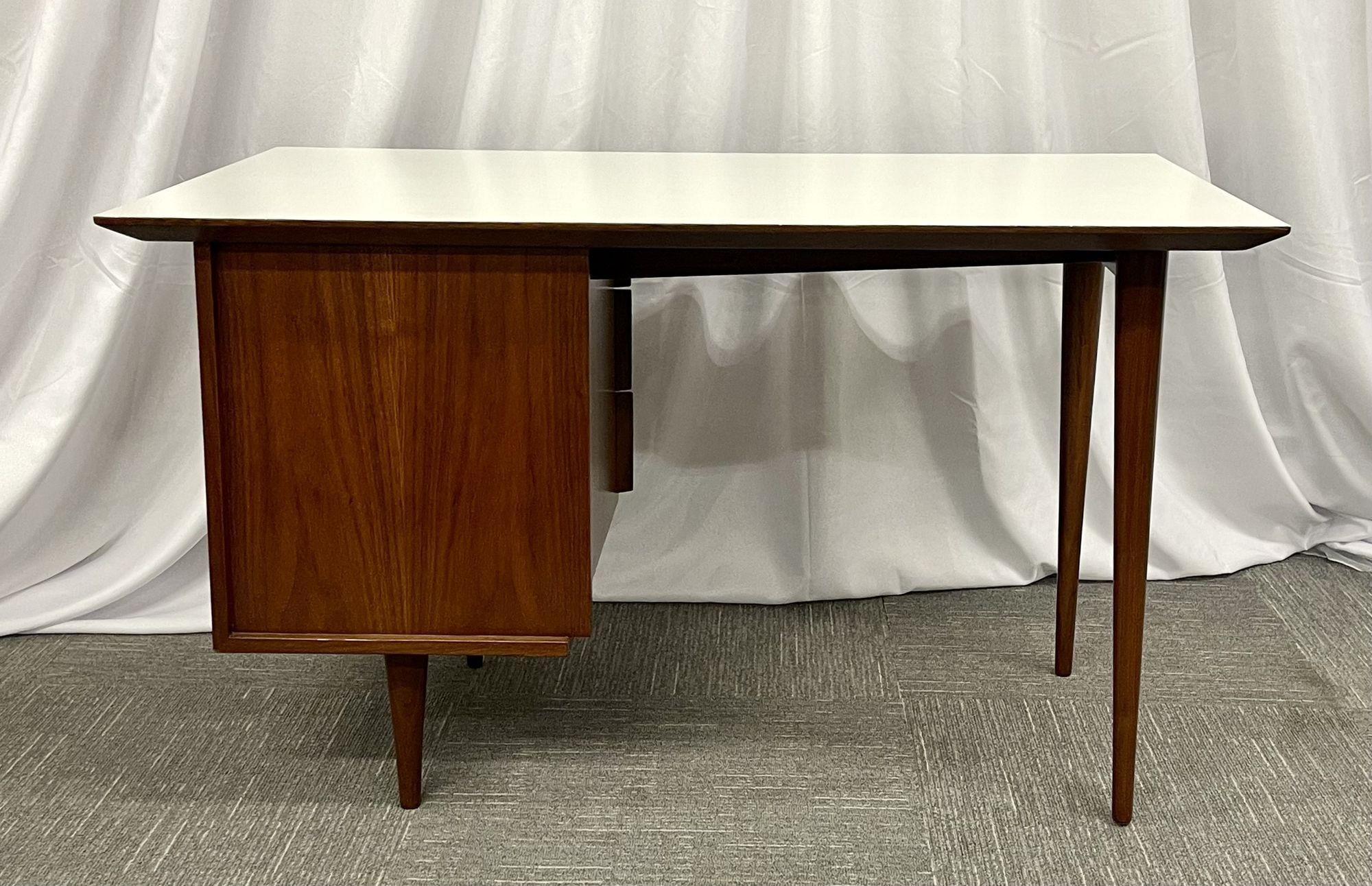 Mid-Century Modern Desk / Writing Table, Paul McCobb, Walnut, American, 1950s For Sale 1
