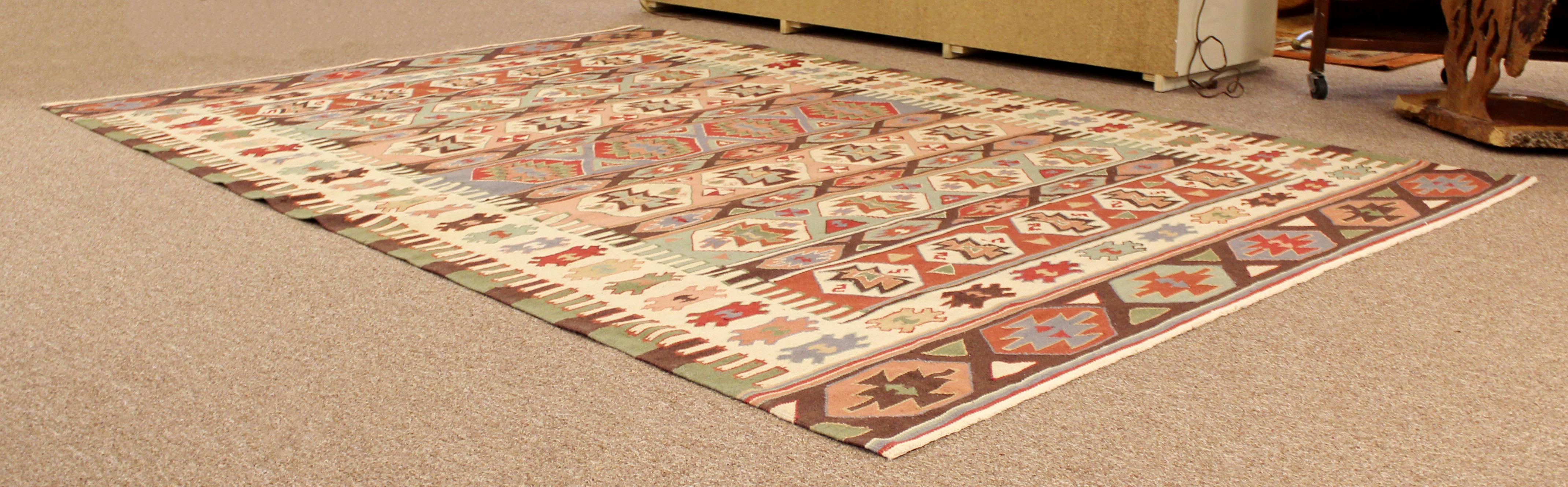 For your consideration is a lovely, rectangular, Indian Dhurrie area rug or carpet. In excellent condition. The dimensions are 104 L x 68.5