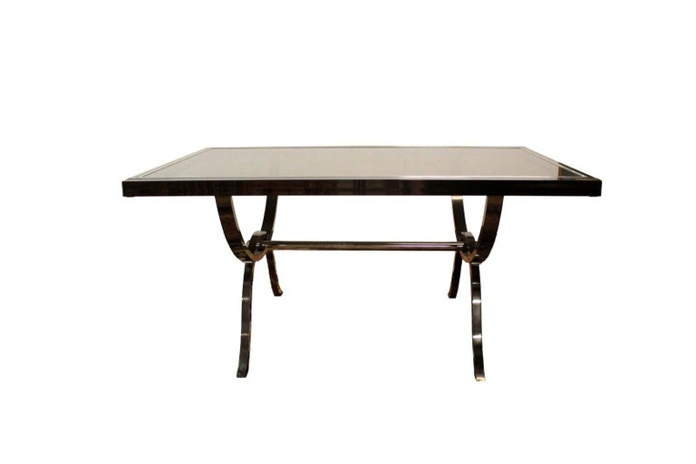 We presents a fantastic 1980's dia chrome and smoked glass extendable dining room table in excellent condition. Dimensions: Expanded: 116.25