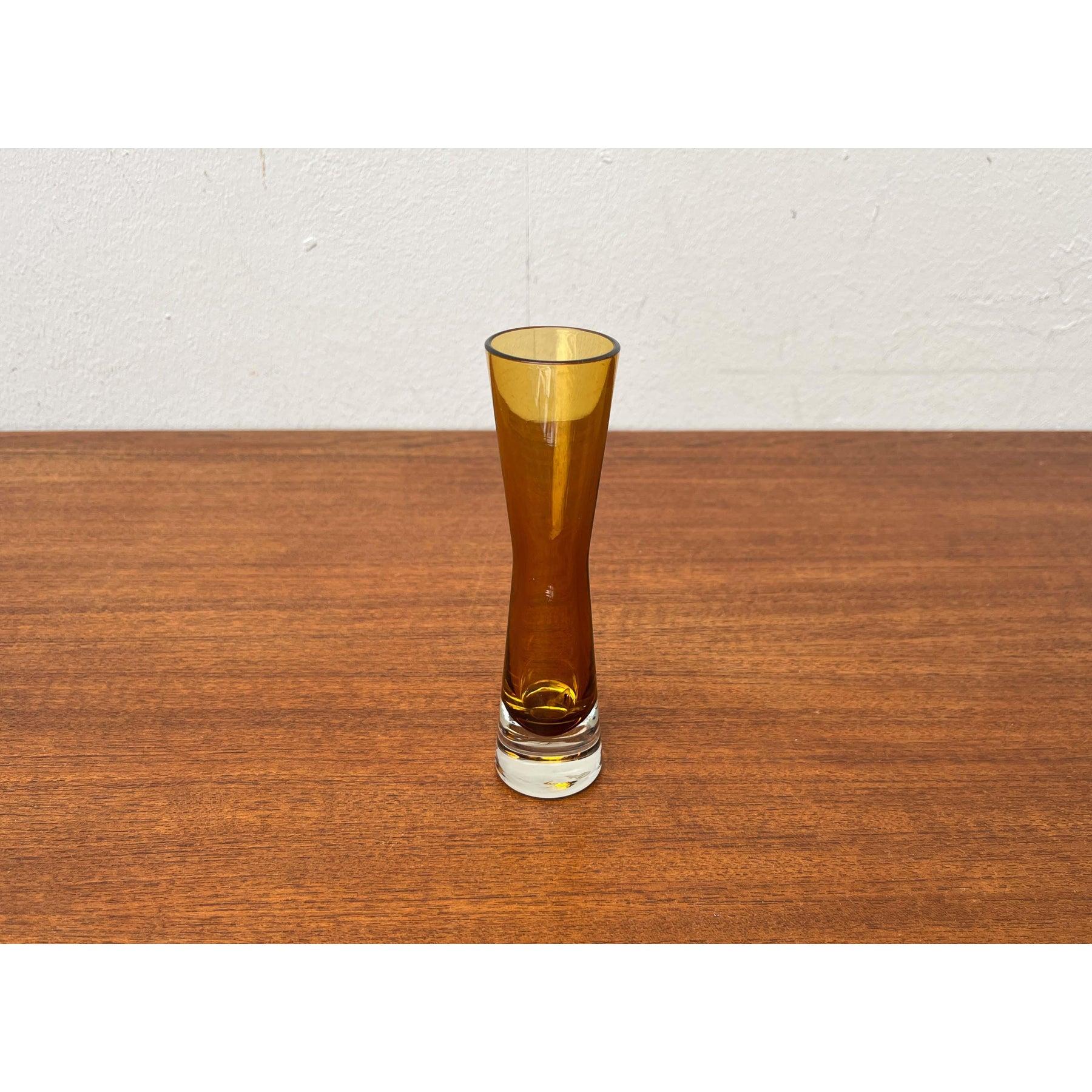 Vaso di vetro Diabolo di Riihimäki Lasi, anni '60, in ottime condizioni. Progettato tra il 1960 e il 1969 Questo pezzo ha un marchio di attribuzione.

Ulteriori informazioni.
Materiali: Vetro
Colore: arancione
Periodo: 1960s
Paese di origine: