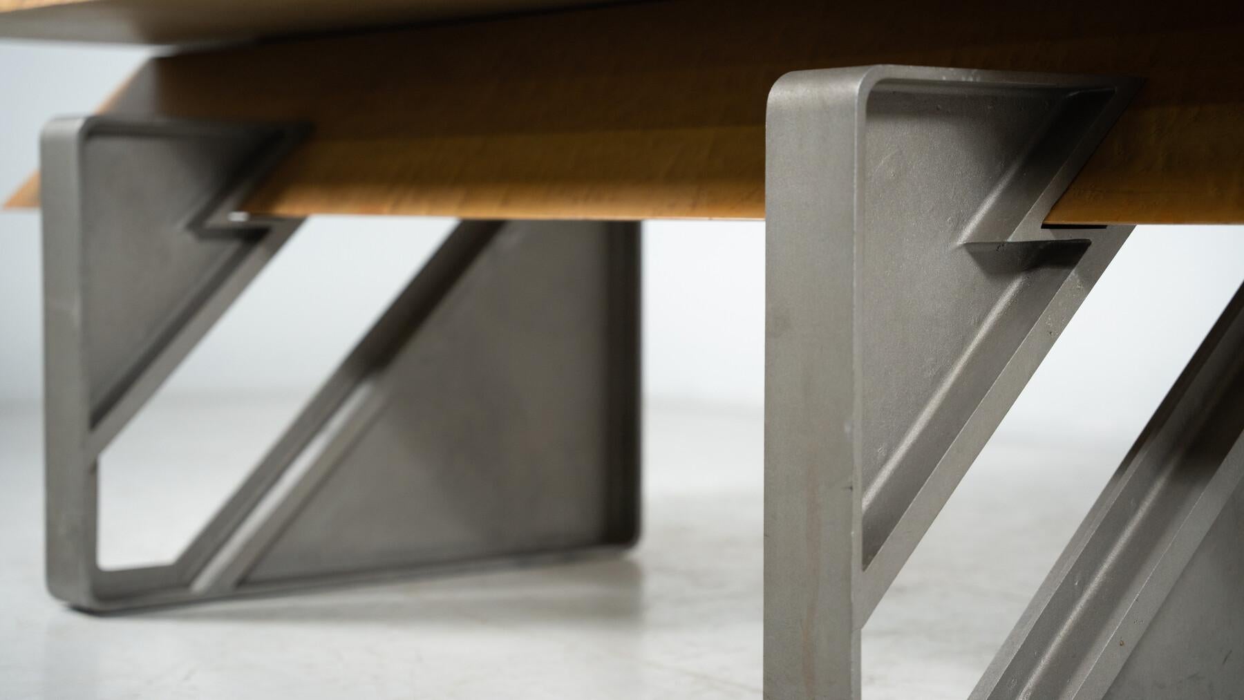 Moderner Diagonal-Schreibtisch aus der Mitte des Jahrhunderts von Giovanni Offredi für Saporiti

Giovanni Offredi (geb. 1927, Mailand - gest. 2007, Mailand) war ein bedeutender italienischer Möbel- und Produktdesigner der zweiten Hälfte des 20.