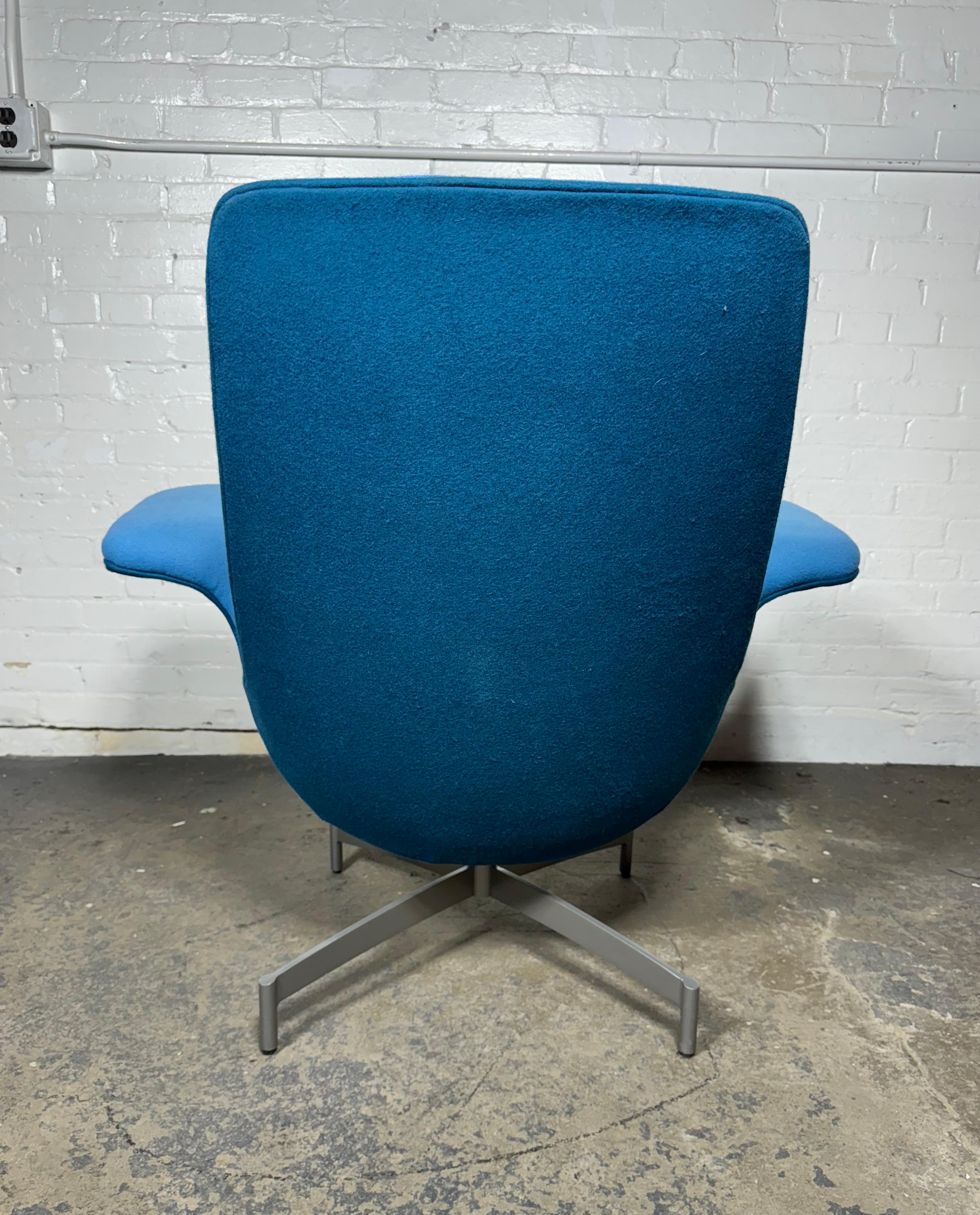 Inspirée par l'esthétique du design classique du milieu du 20e siècle, la chaise dialogue offre une solution intuitive et utile pour les environnements modernistes décontractés... Simple mais fonctionnelle, la chaise longue est dotée d'une surface