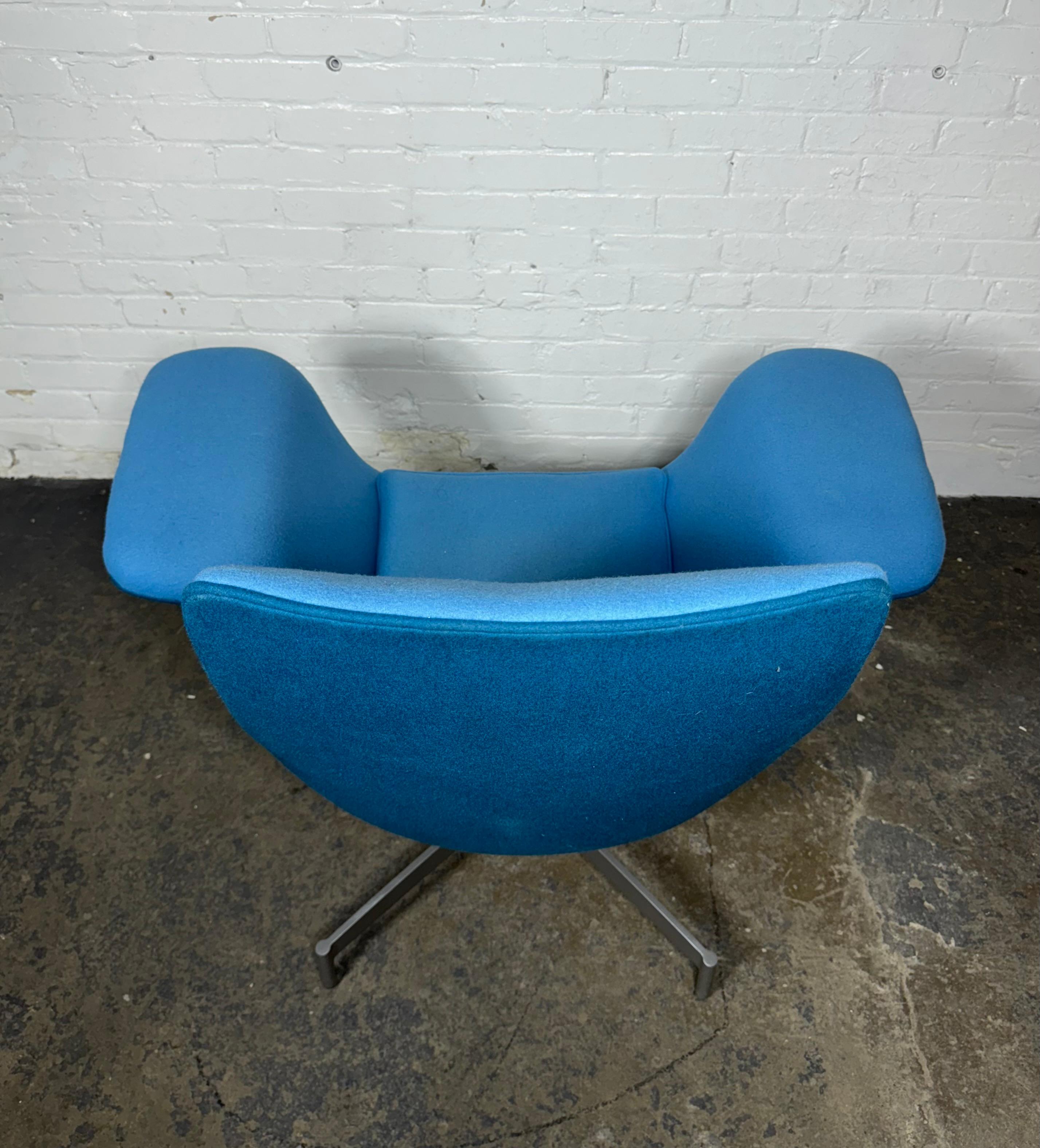 Mid-Century Modern Fauteuil de salon pivotant ailé Dialogue HBF, moderne du milieu du siècle dernier en vente