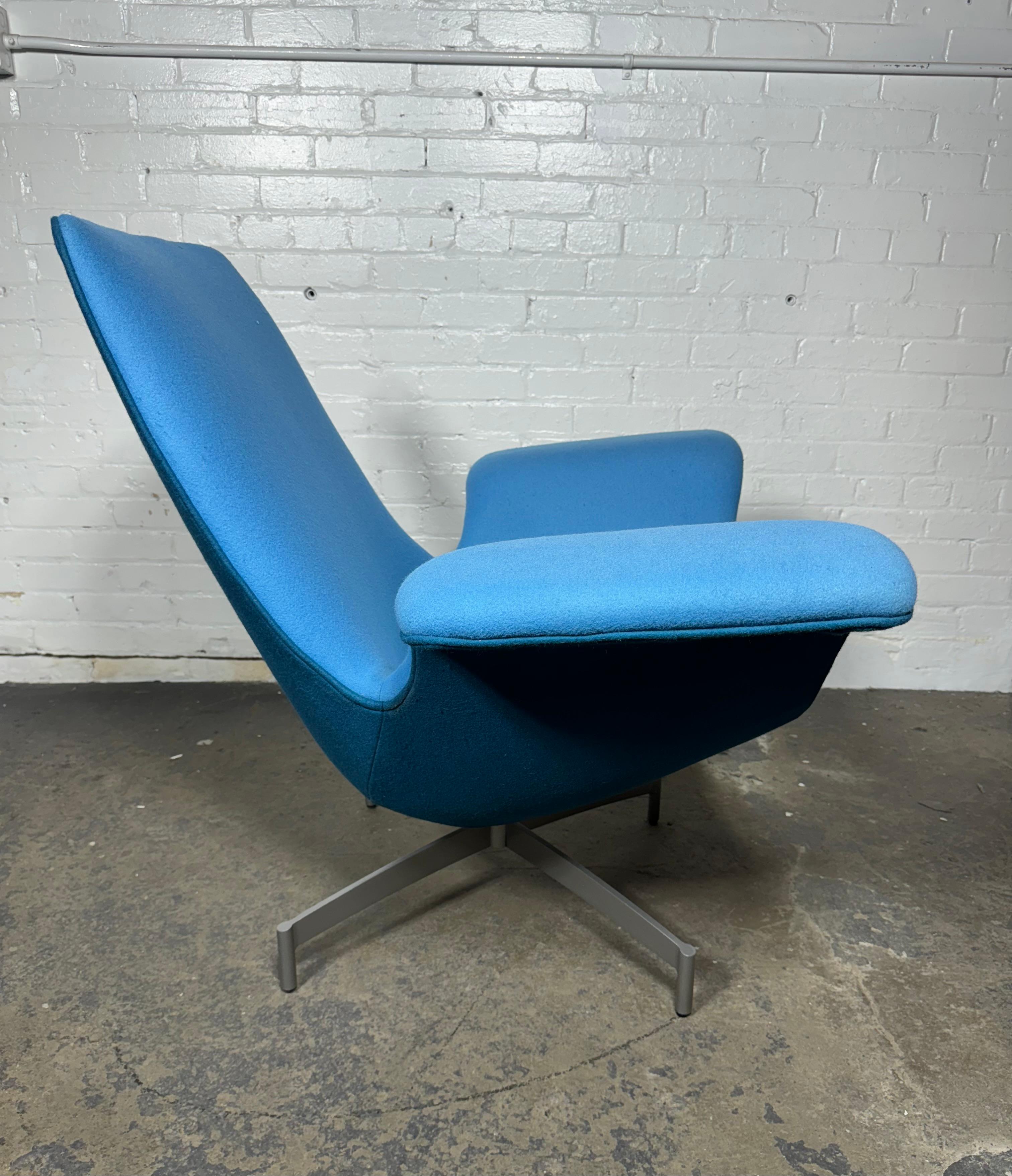 Américain Fauteuil de salon pivotant ailé Dialogue HBF, moderne du milieu du siècle dernier en vente