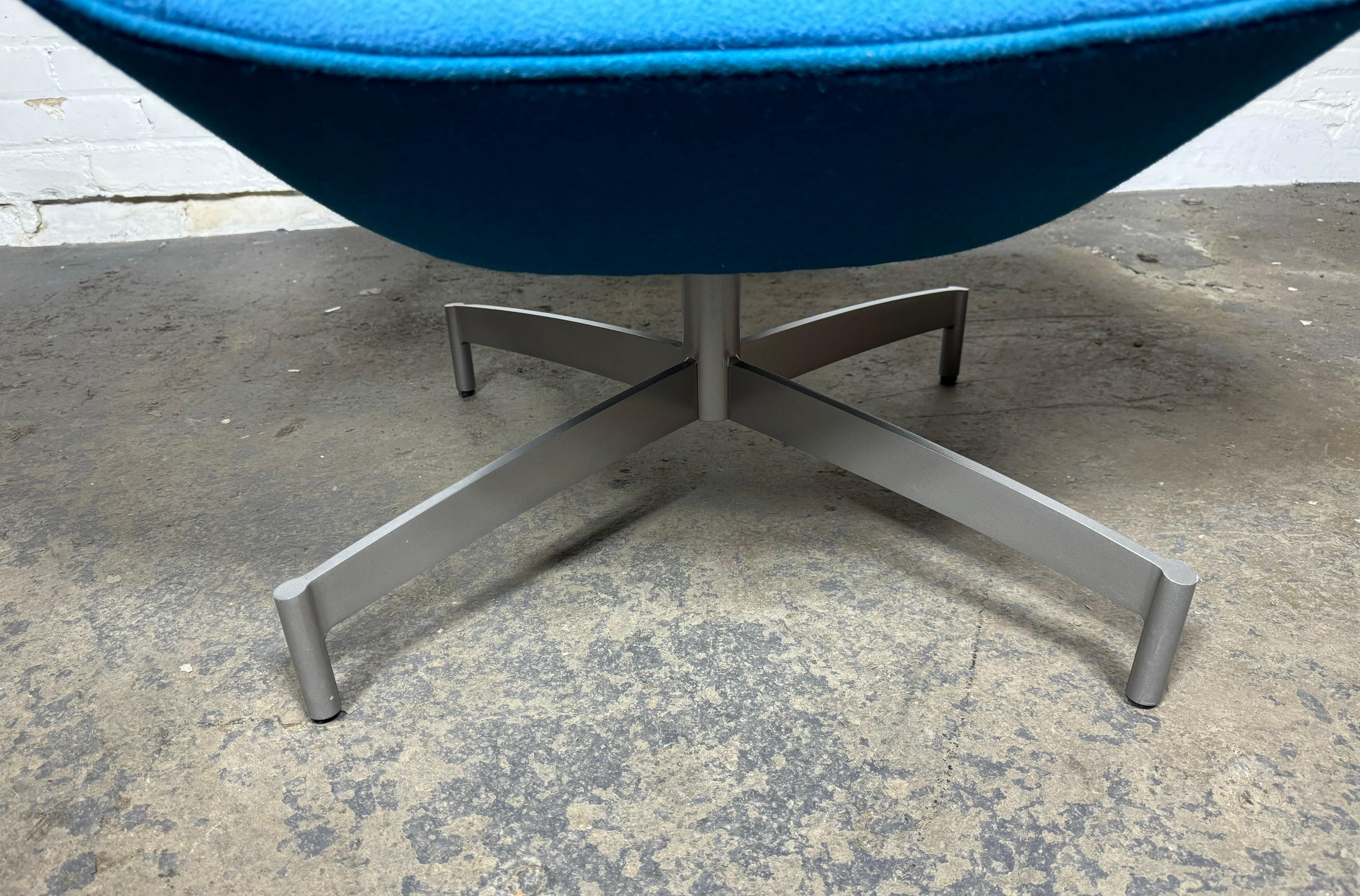 Brossé Fauteuil de salon pivotant ailé Dialogue HBF, moderne du milieu du siècle dernier en vente