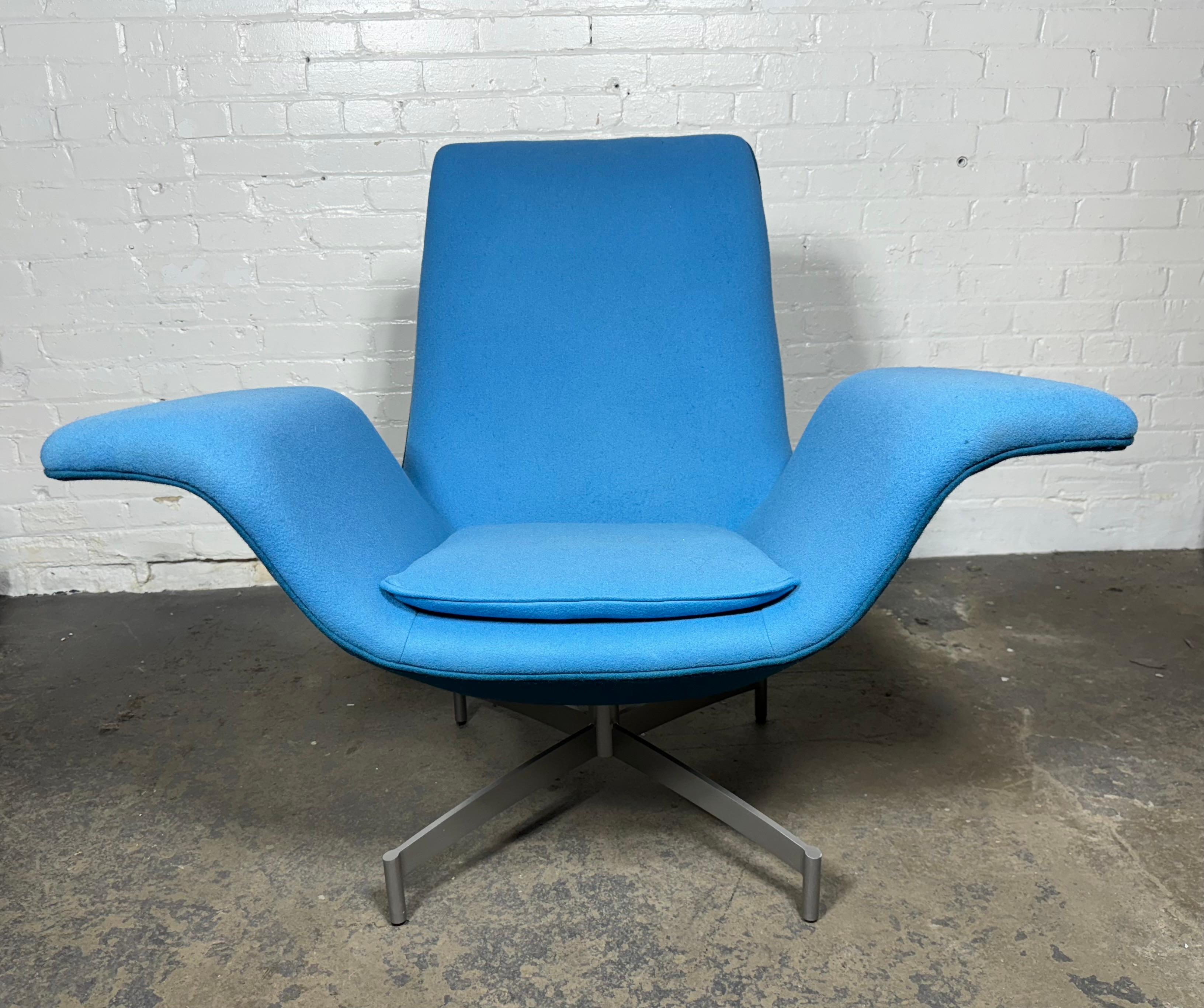 Fauteuil de salon pivotant ailé Dialogue HBF, moderne du milieu du siècle dernier Bon état - En vente à Buffalo, NY