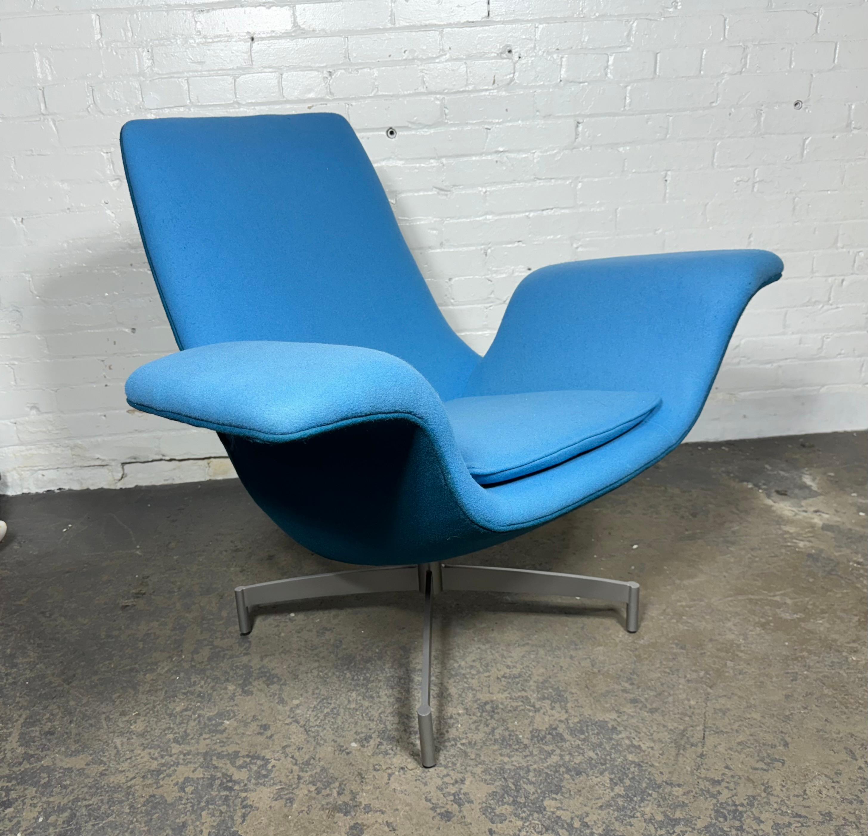 XXIe siècle et contemporain Fauteuil de salon pivotant ailé Dialogue HBF, moderne du milieu du siècle dernier en vente