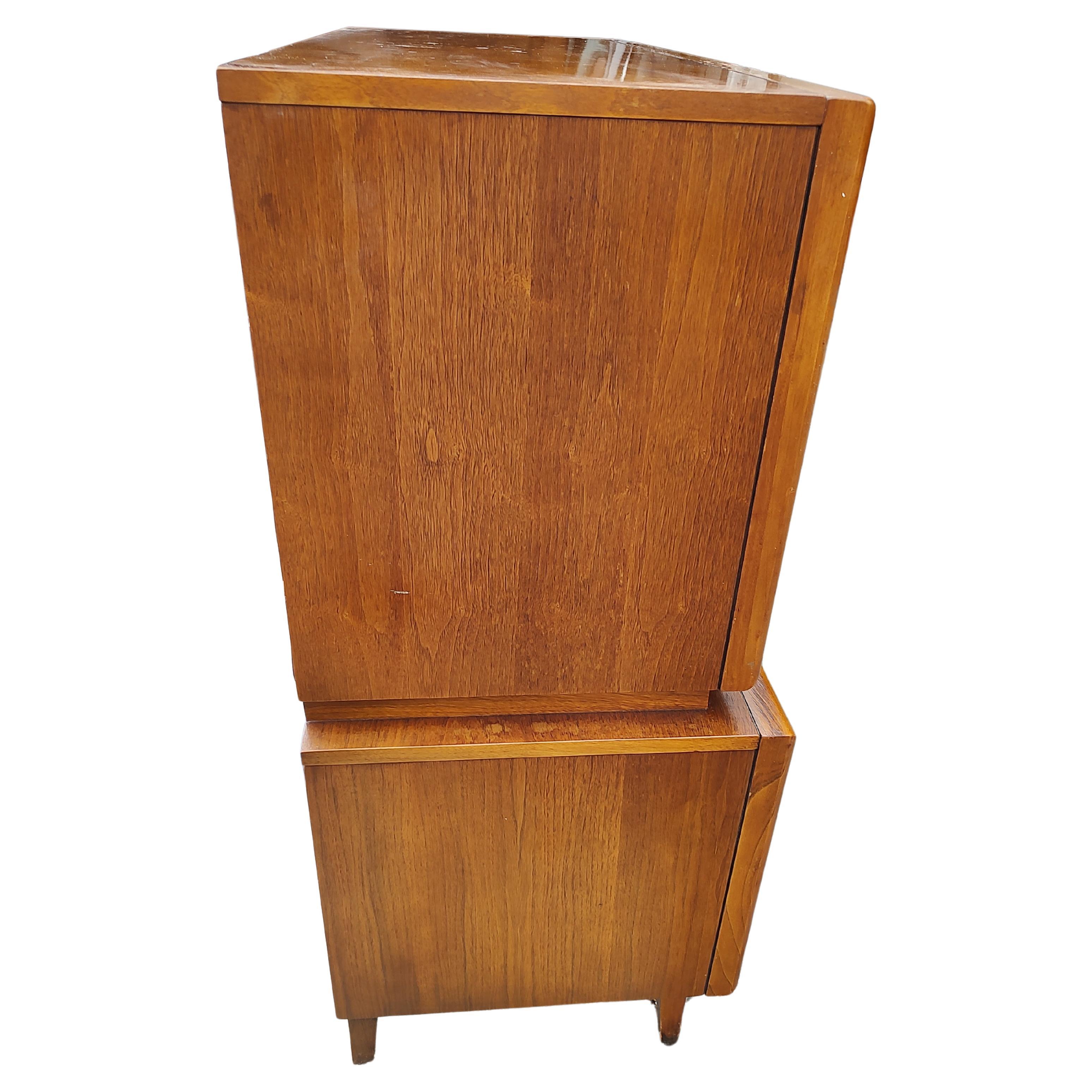 Americano Comò Highboy in legno di noce con faccia a diamante del Century Furniture di United Furniture in vendita