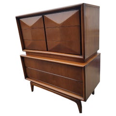 Commode haute en noyer à face de diamant The Modernity par United Furniture