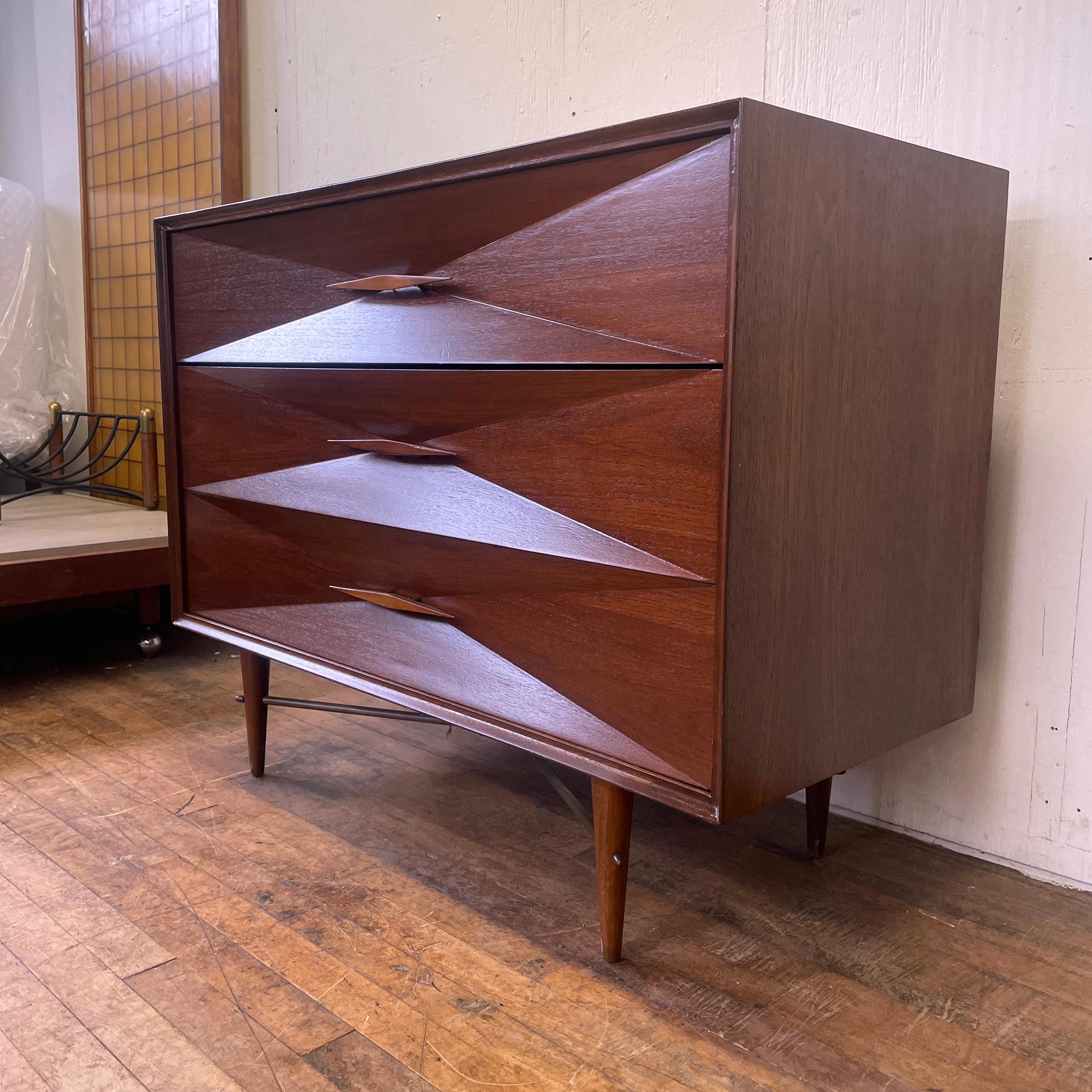 Mid-Century Modern Diamond Front Facet Dresser In Good Condition In Media, PA