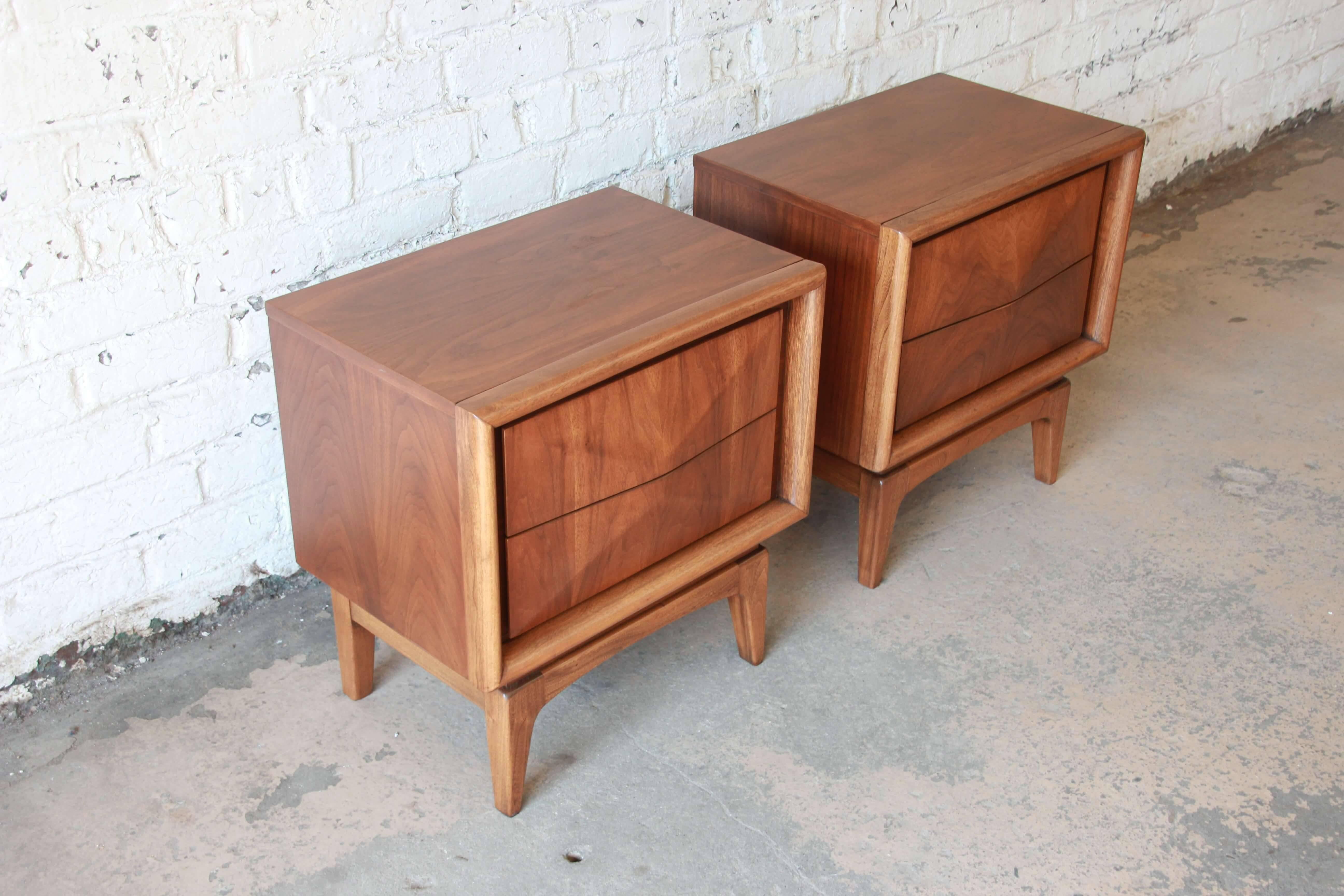 Mid-Century Modern Diamond Front Nightstands by United In Good Condition In South Bend, IN