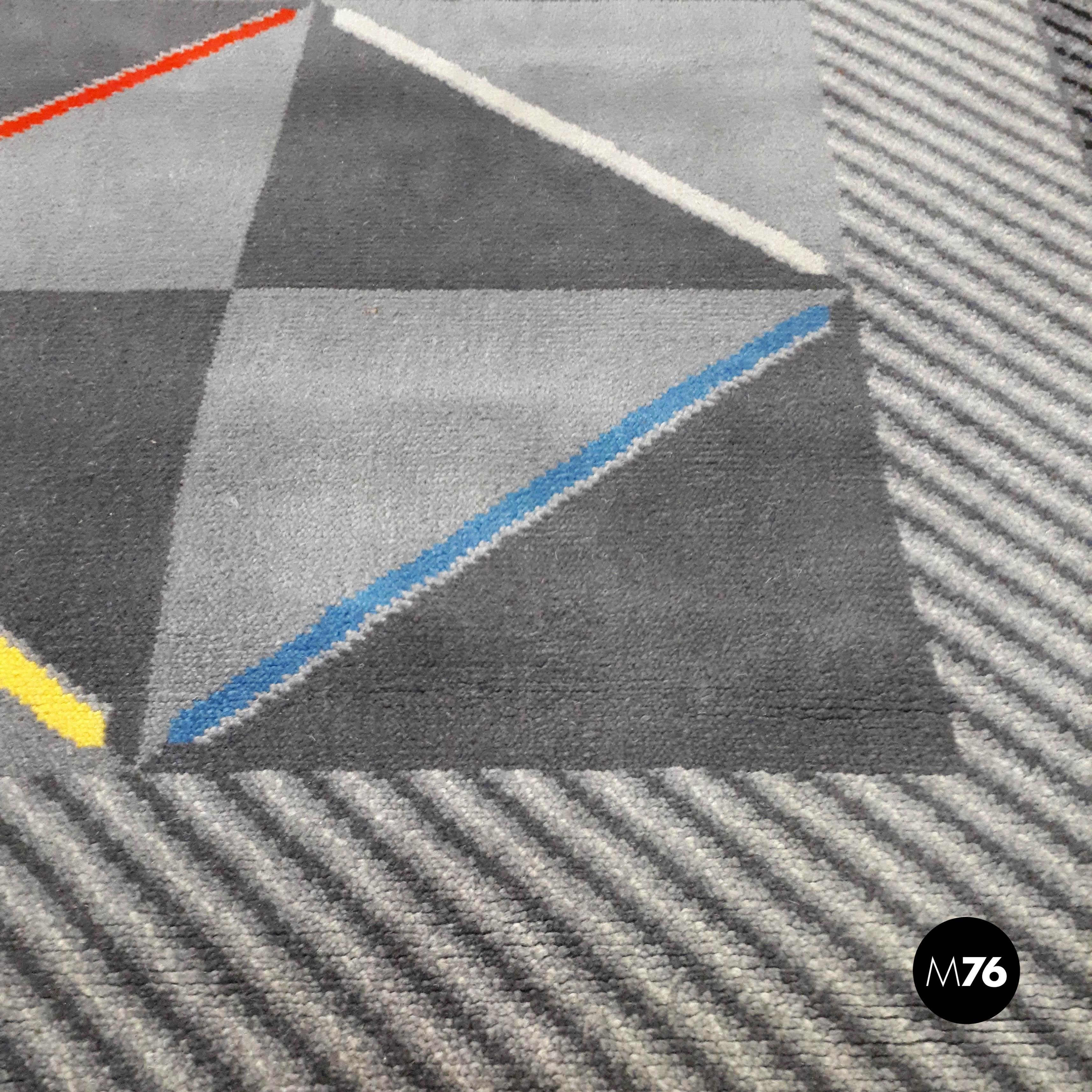 Moderner Teppich mit Rautenmuster aus der Jahrhundertmitte, '80
Grauer geometrischer Teppich mit roten, gelben, blauen und weißen farbigen Rauten, 80er Jahre.

Sehr guter Zustand.

Maße 236x168 cm.