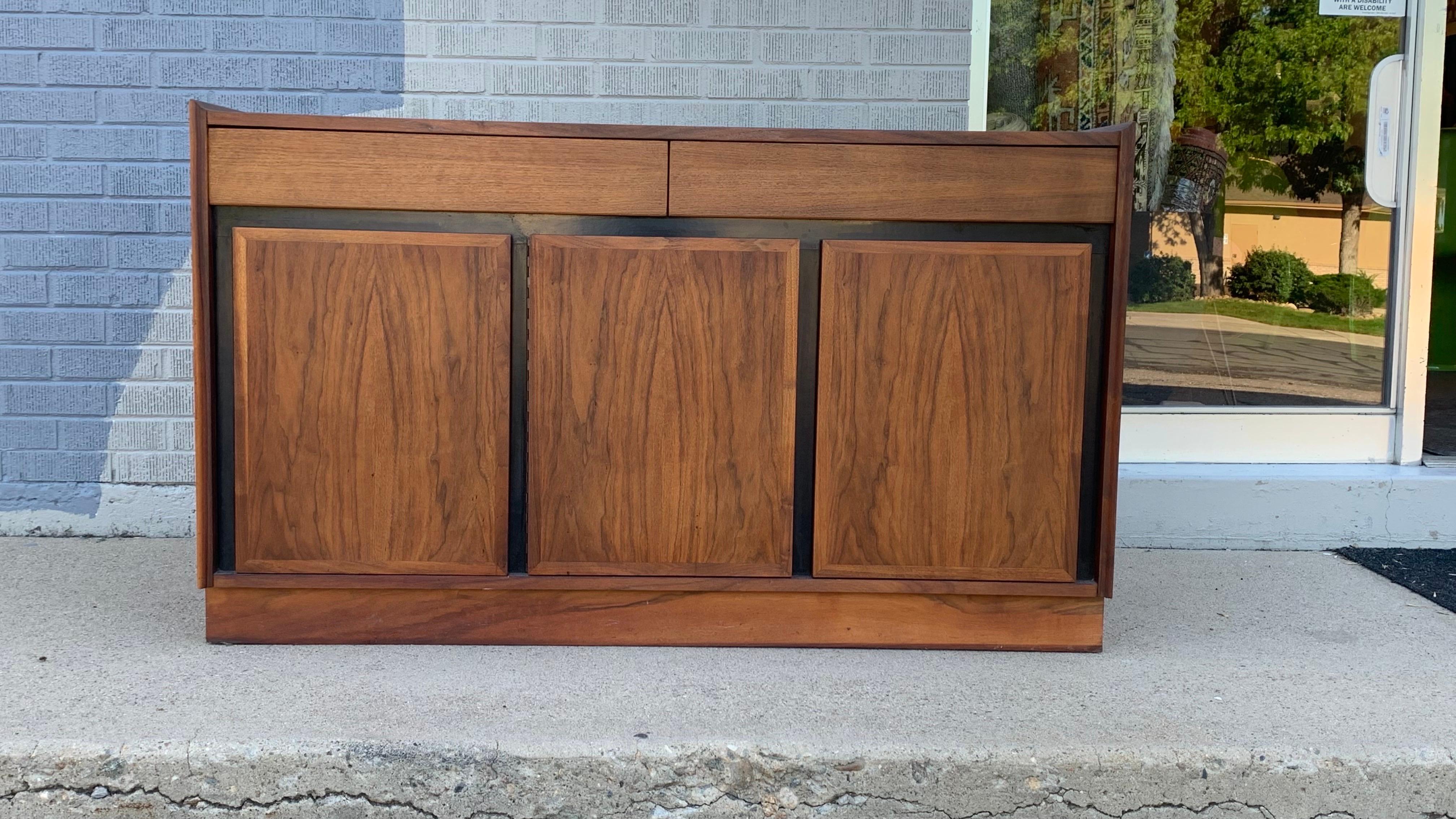 Credenza Dillingham moderna di metà secolo in vendita 3